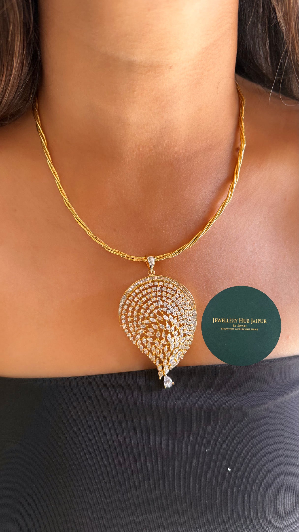 Lily leaf diamond pendant set