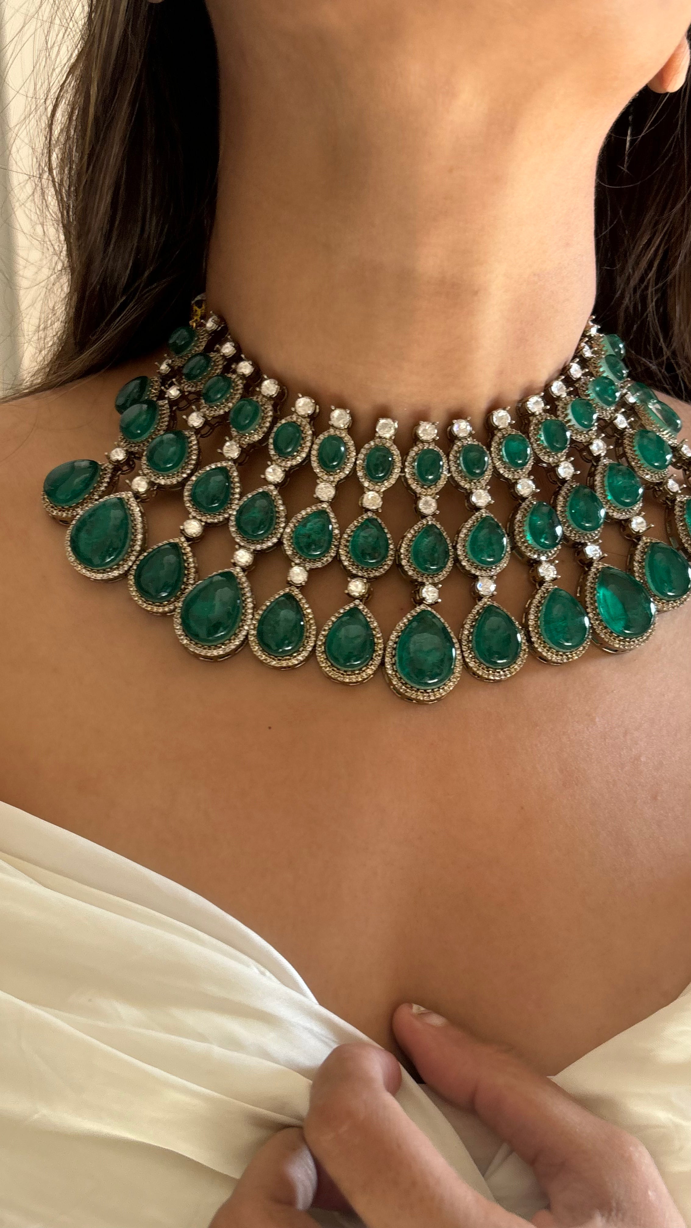 Emerald doublet choker set