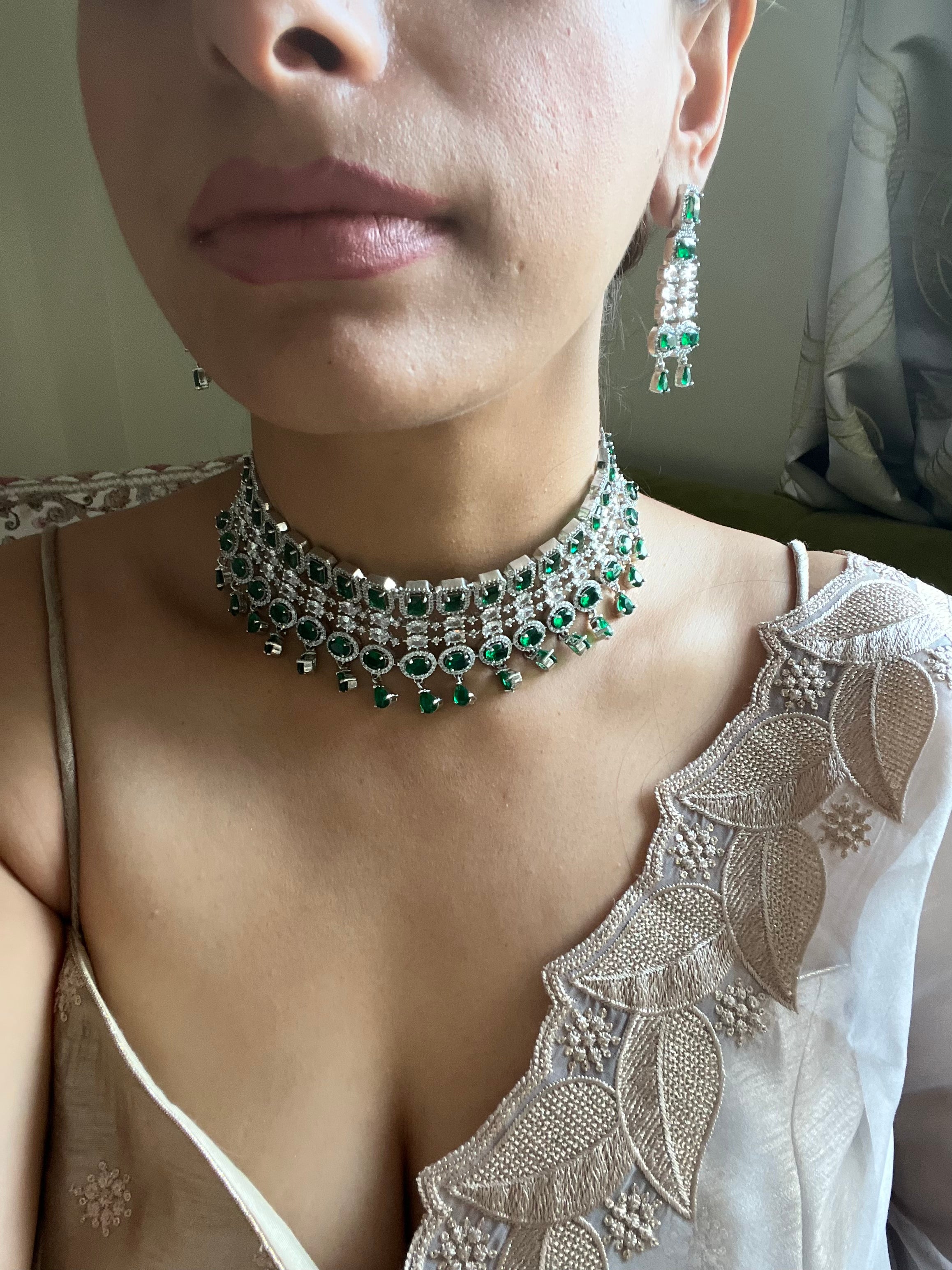 Emerald stone choker