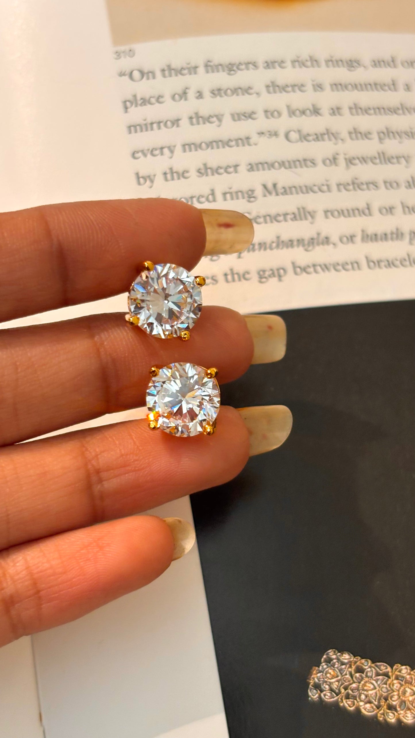 Round shape gold 1.5 carat studsstuds