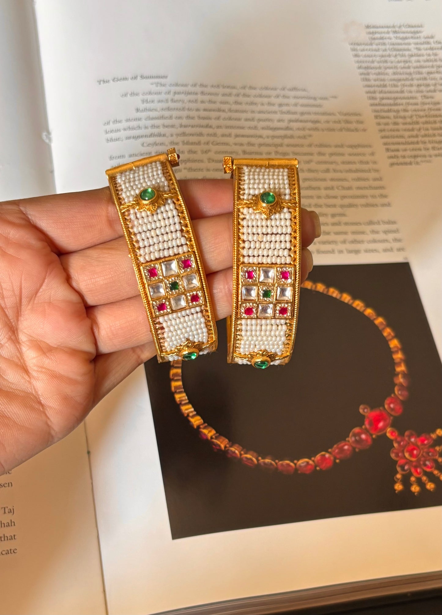 White rajwadi bangdi in ruby & emerald