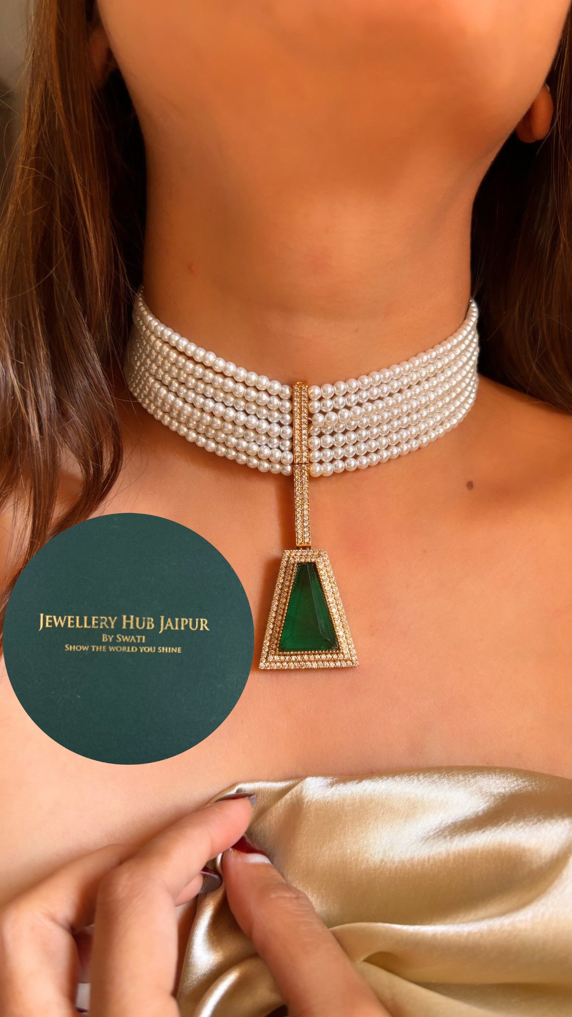 Emerald necklace with earrings
