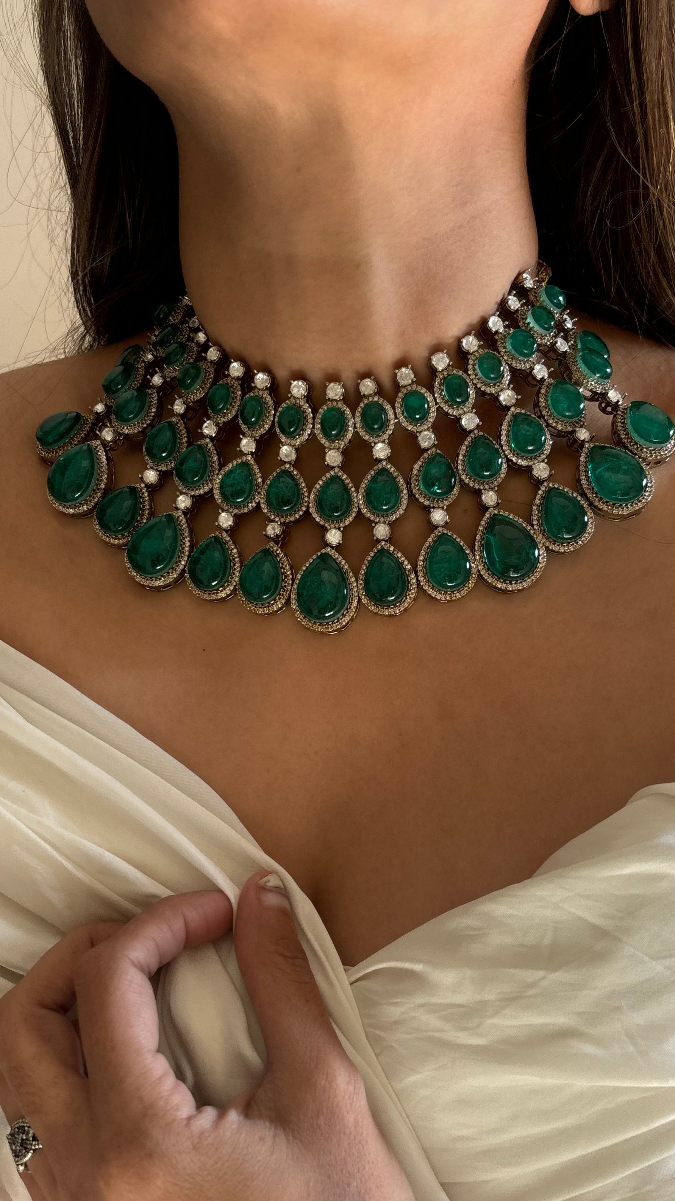 Emerald doublet choker set