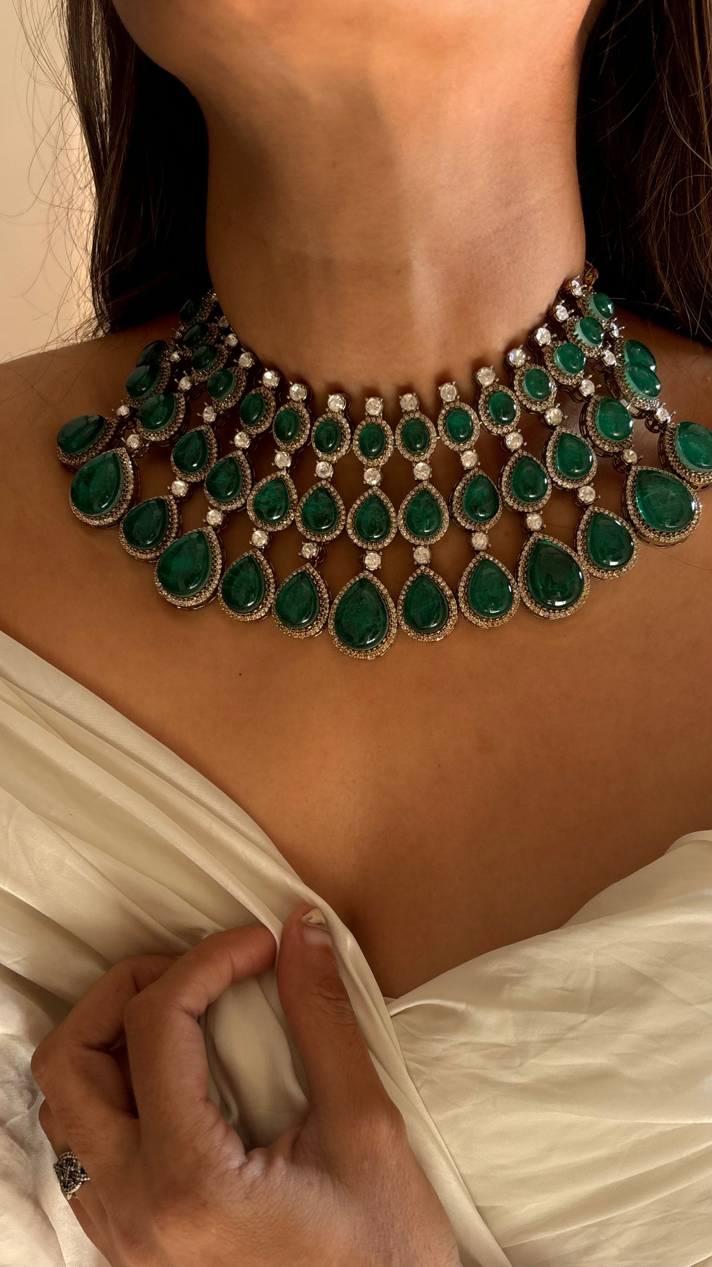 Emerald doublet choker set