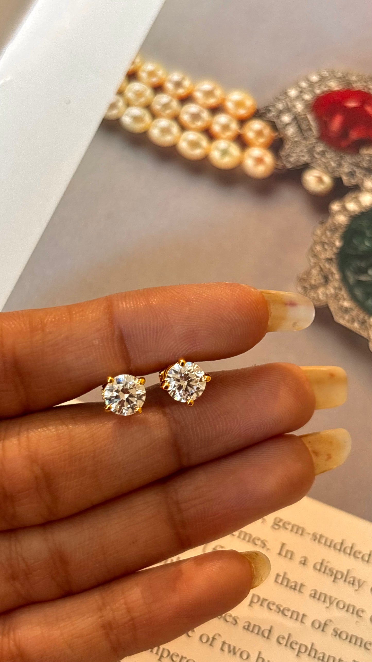 Round shape gold 1 carat diamond studs