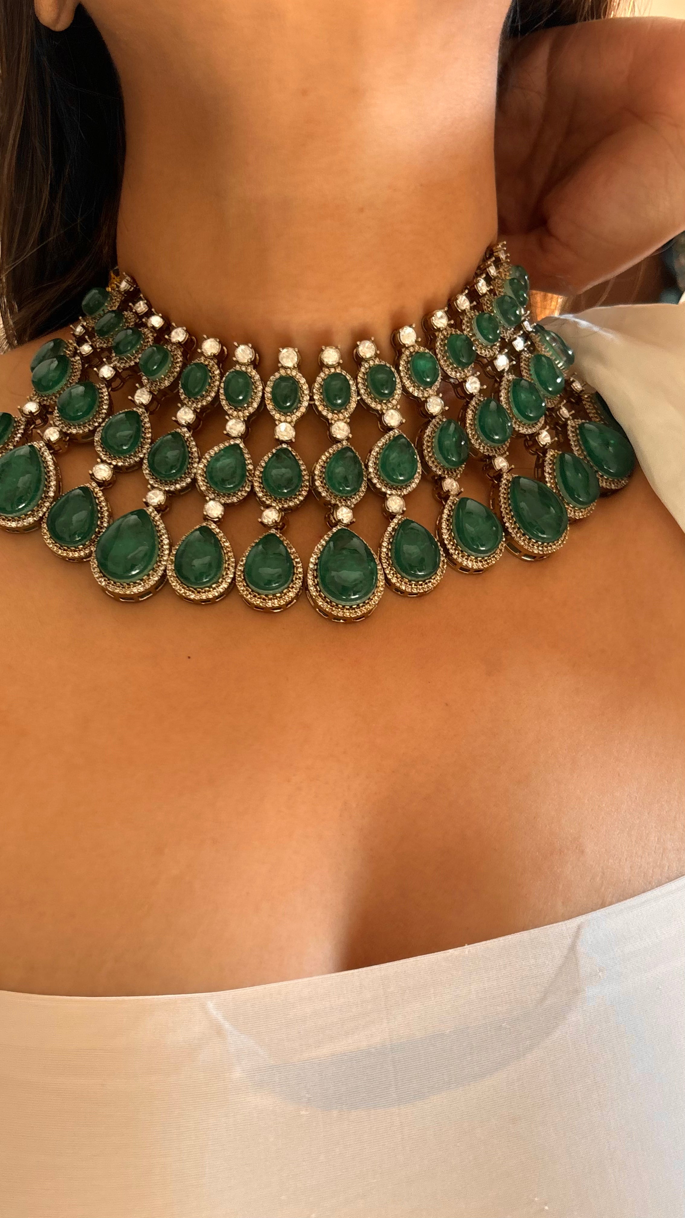 Emerald doublet choker set