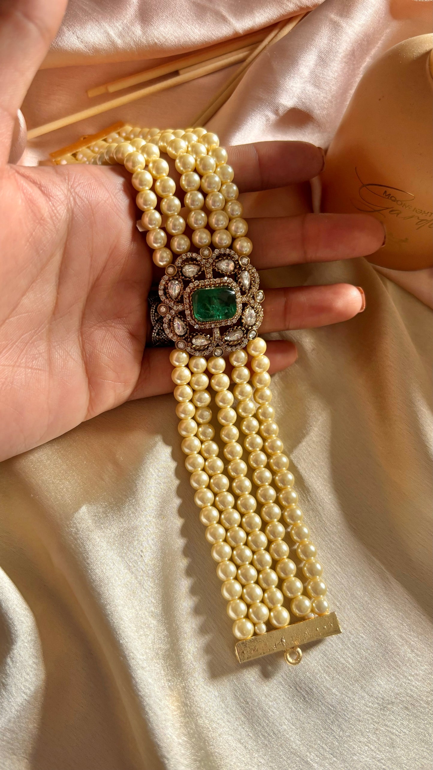 Heer Emerald Victorian minimalist choker