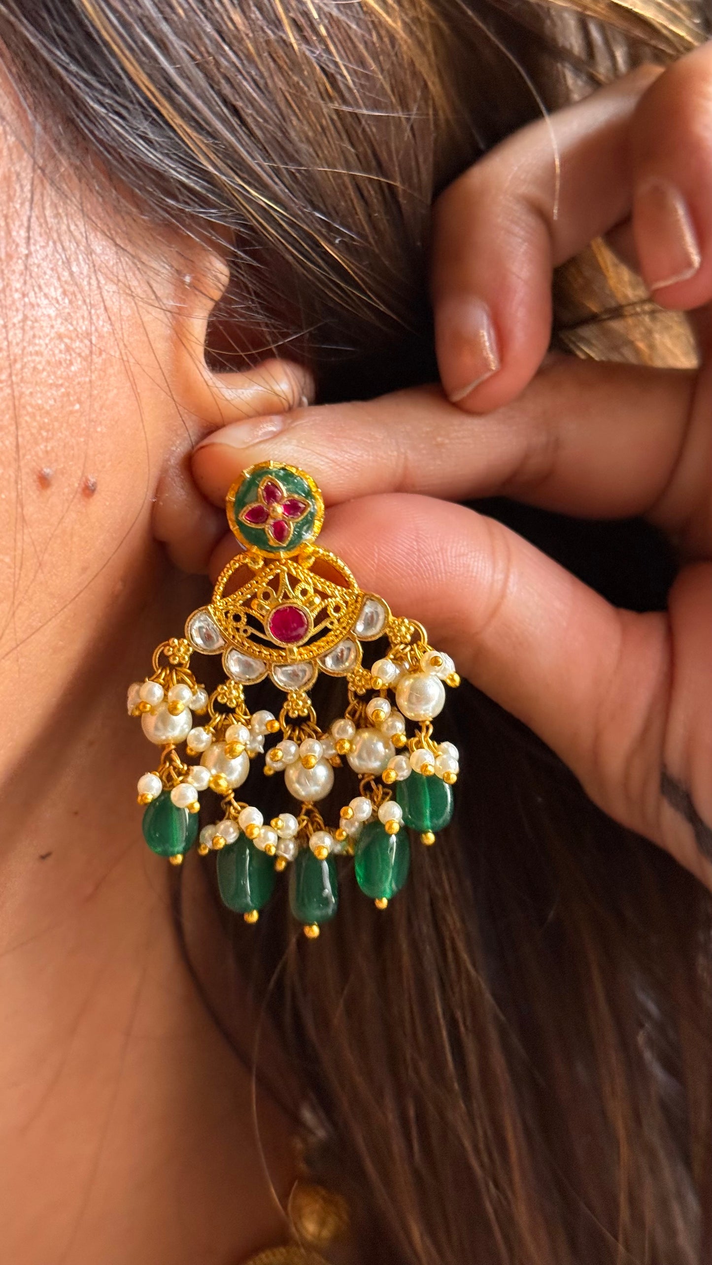 Emerald inlay with pearl detailing necklace