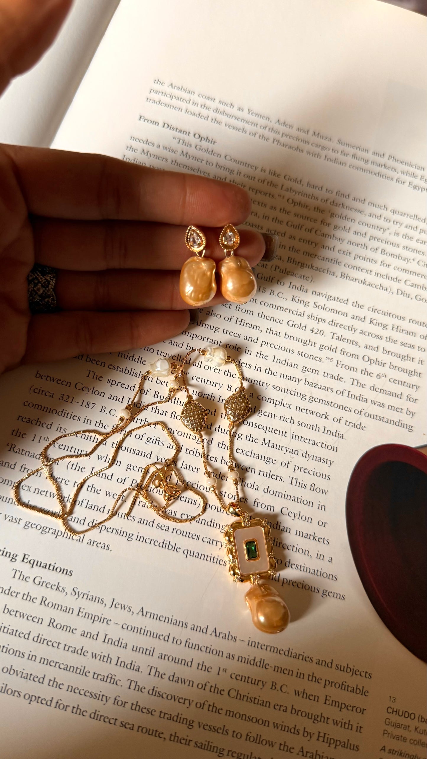 Emerald minimal pendant set