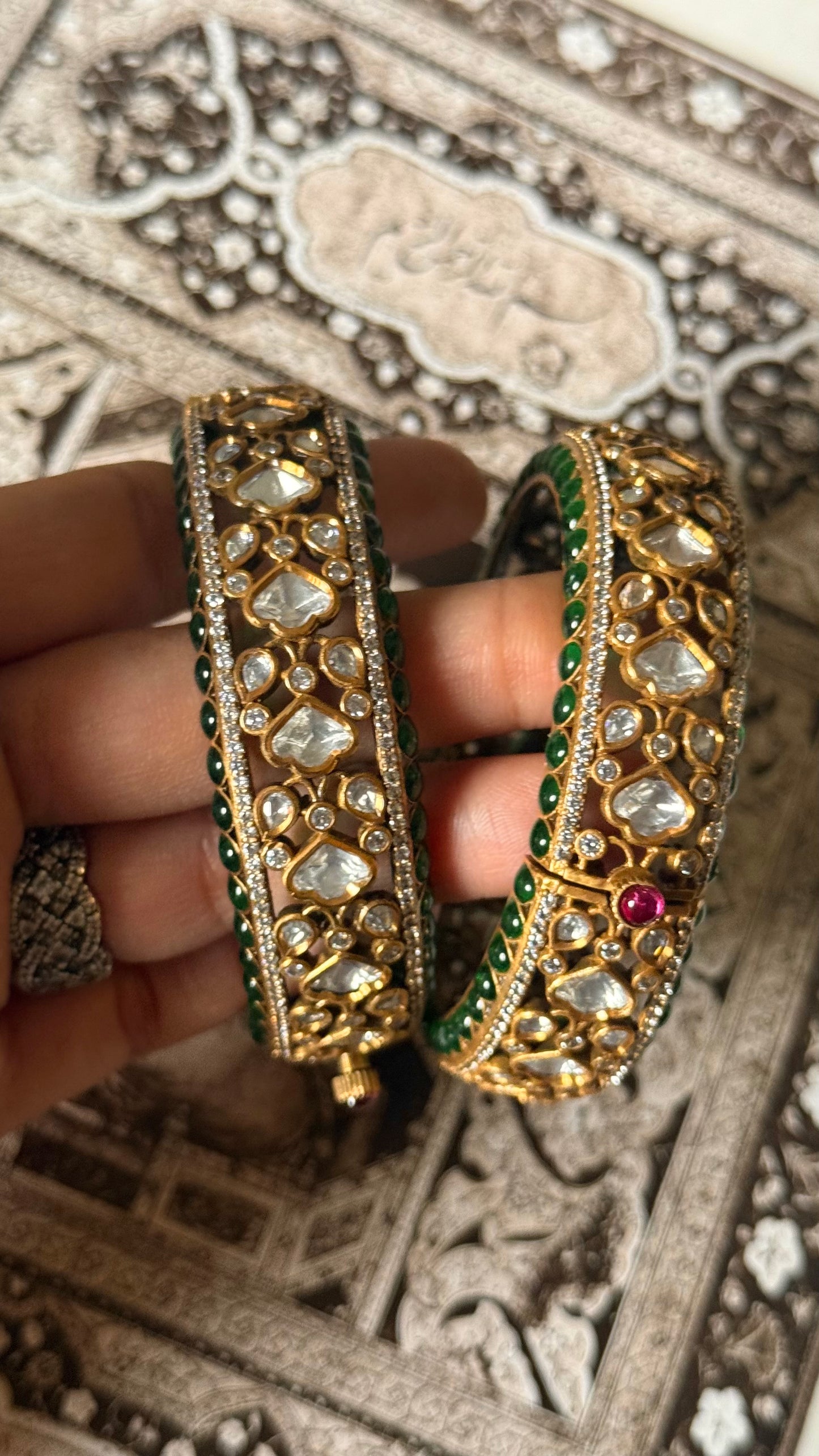 Moissanite polki & emerald openable bangle