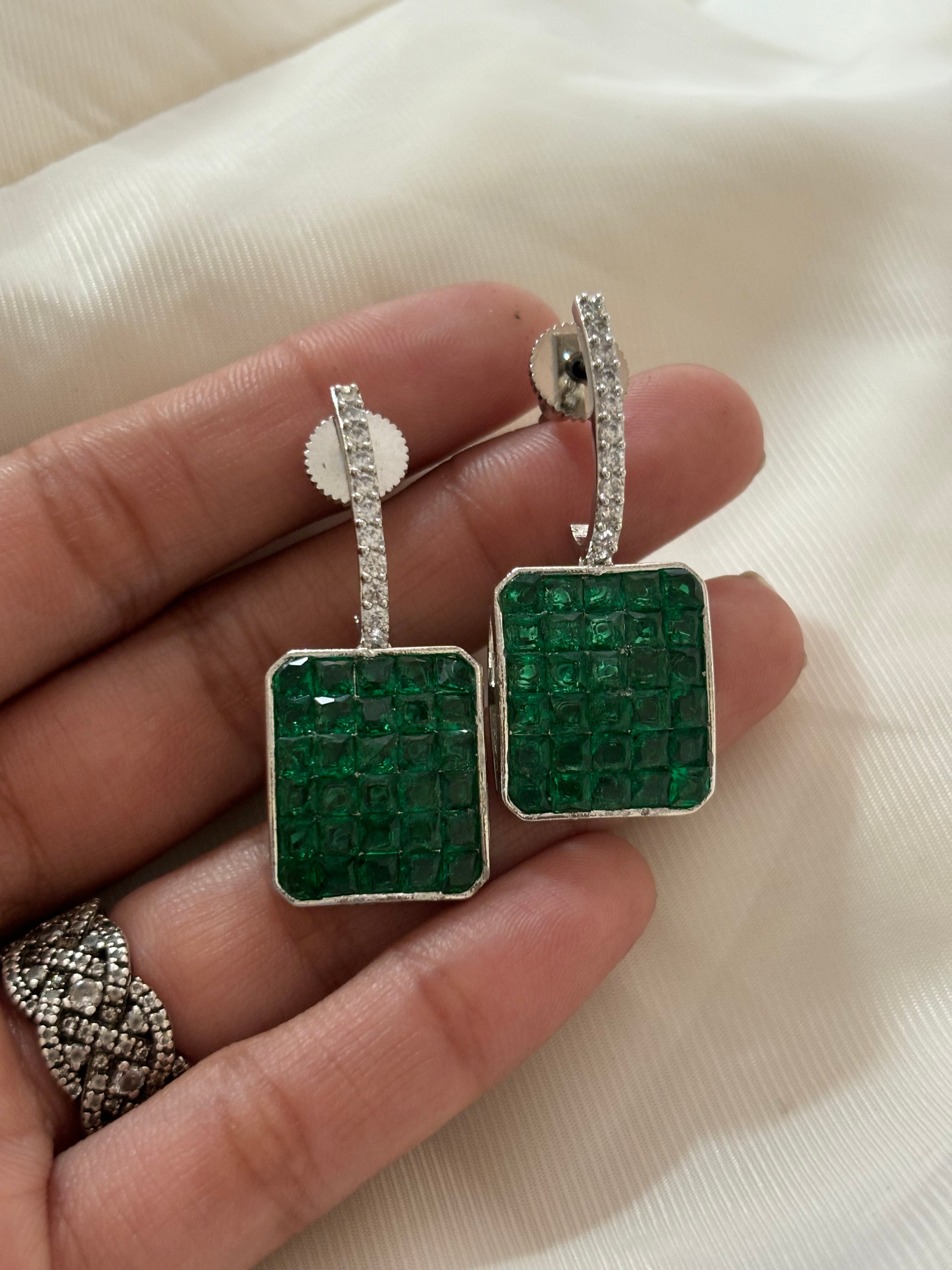 Invisible setting emerald earrings