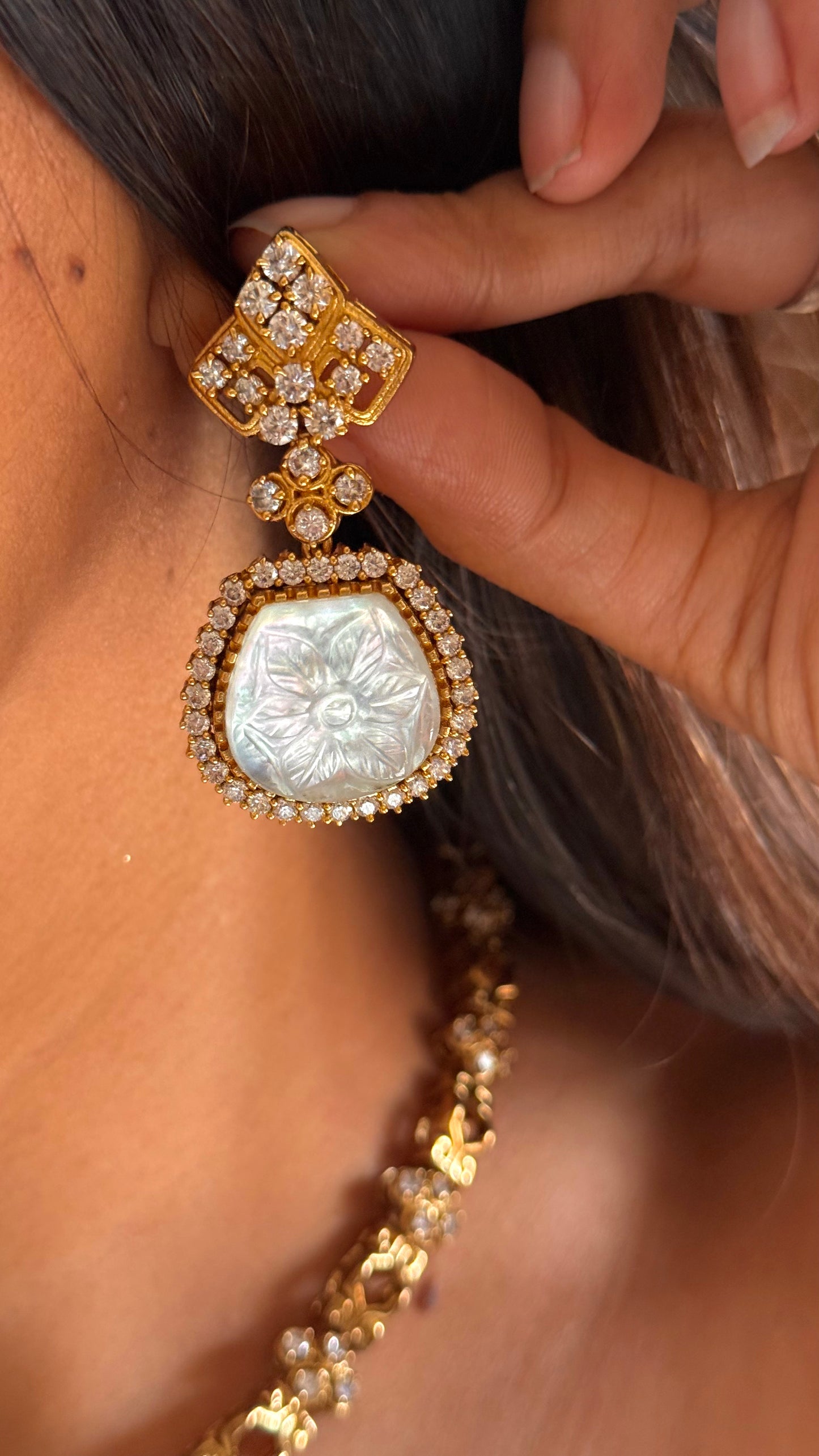 Necklace white carving stone set