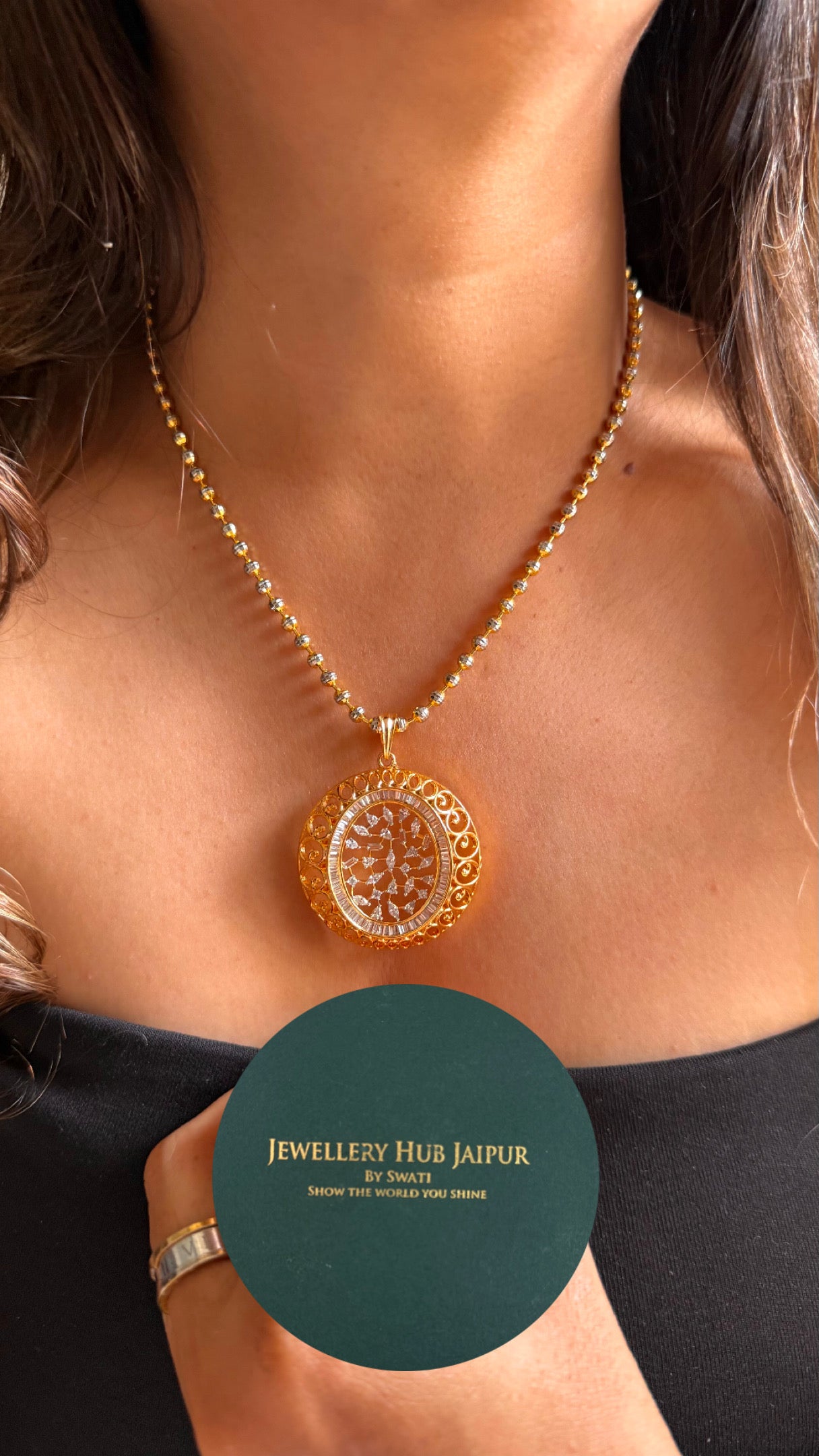 Gj polish oval shaped pendant Necklace