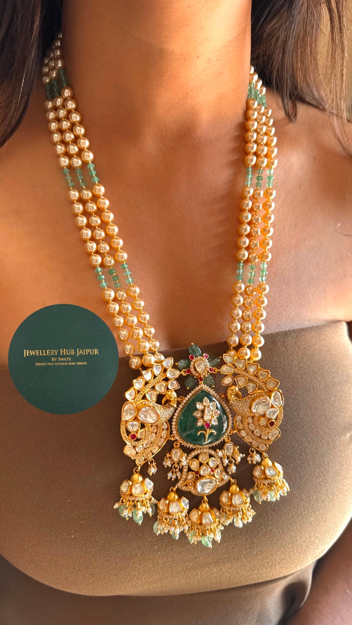 Inlay pendant with triple line pearl Necklace
