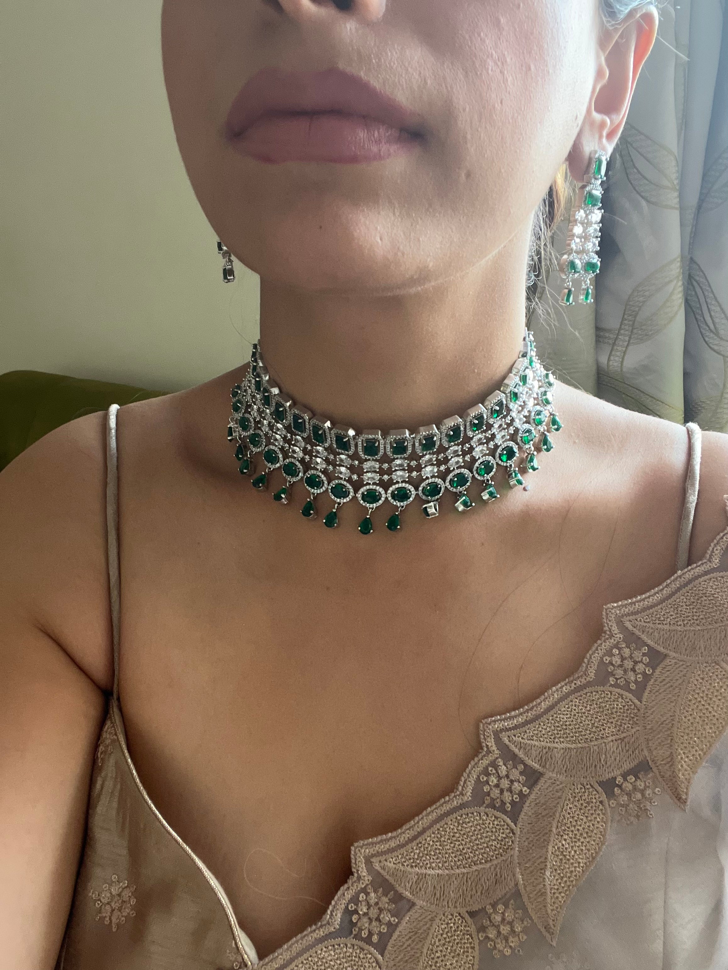 Emerald stone choker