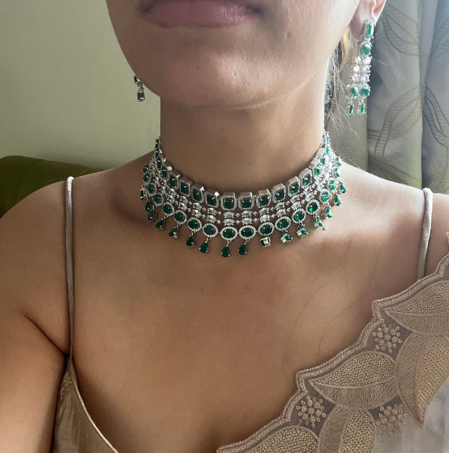 Emerald stone choker