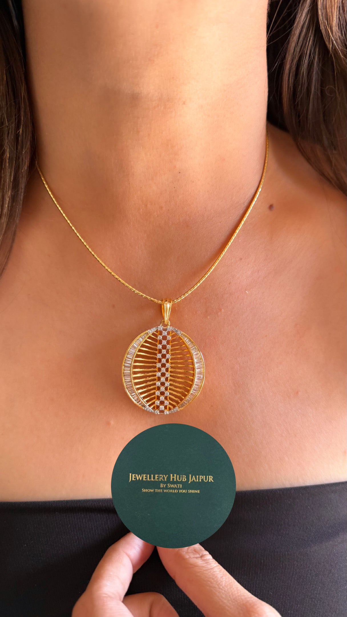 Calcio diamond pendant set