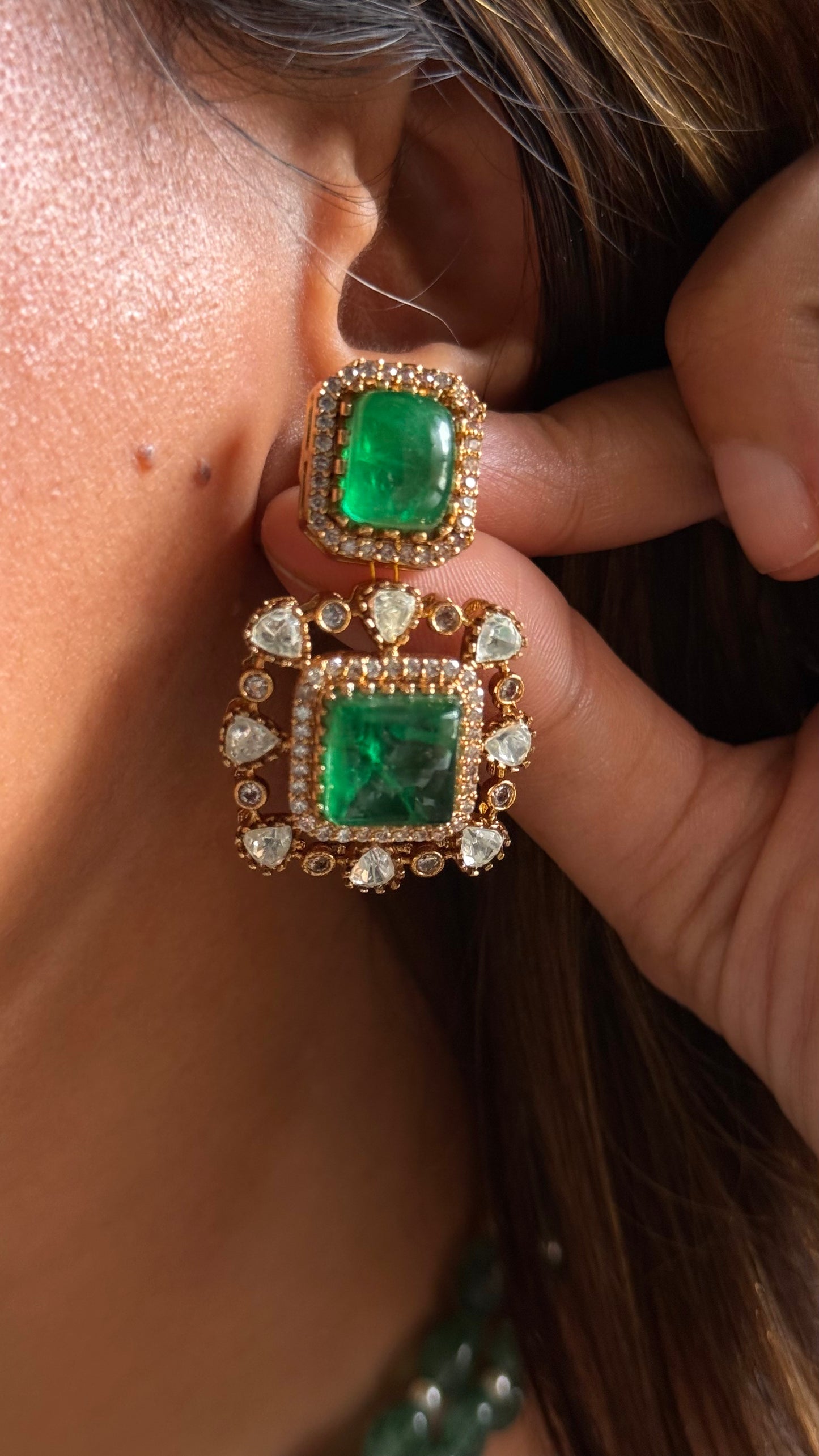 Emerald square pendant with pearl detailing collar Necklace