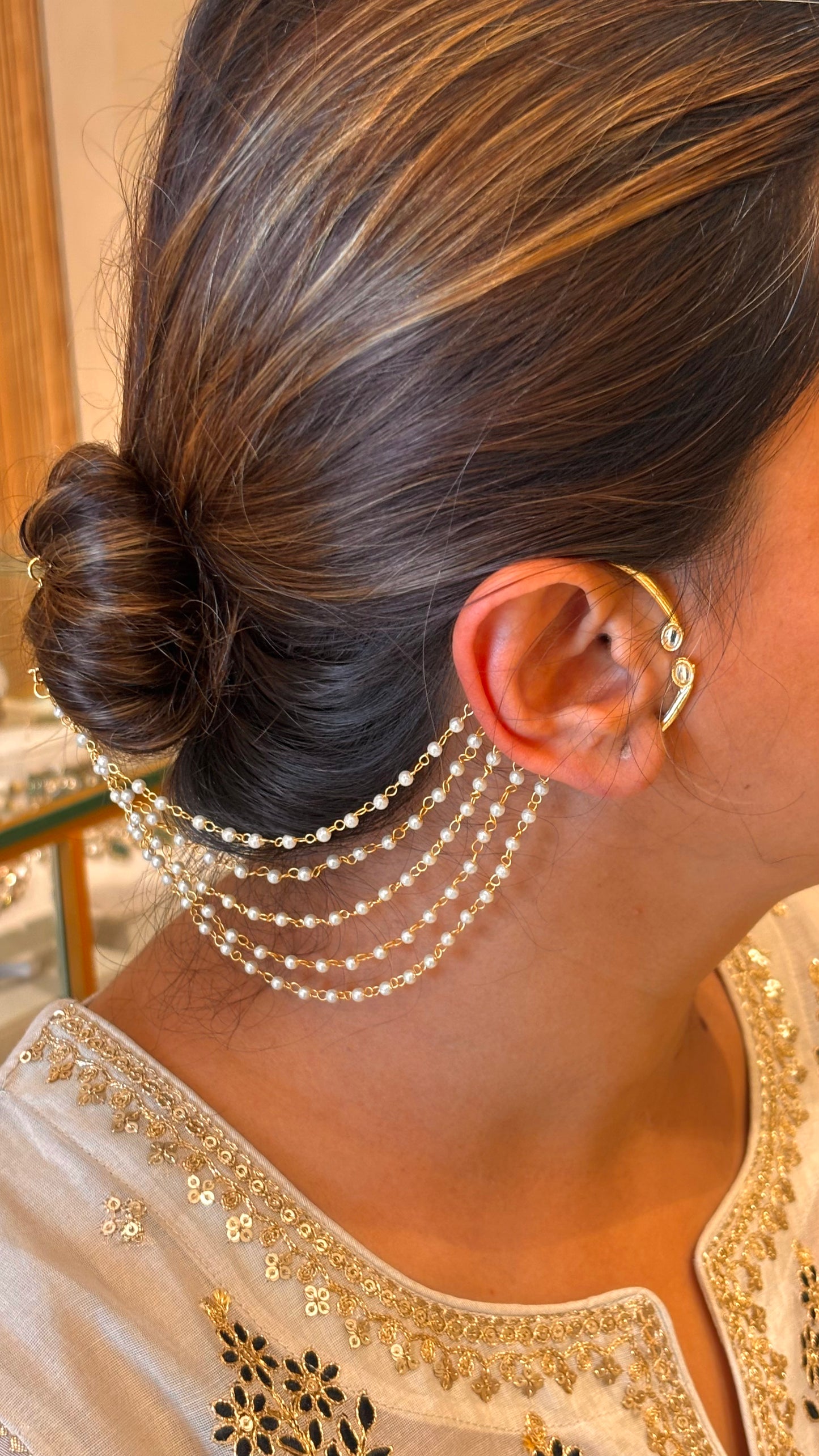 Five layered gold shine earchian