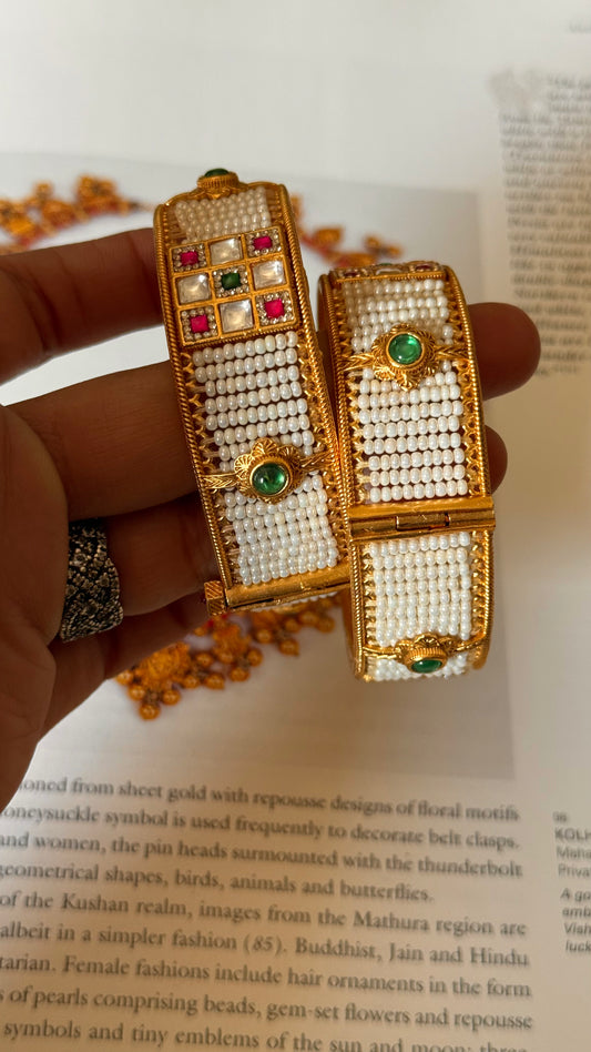 White rajwadi bangdi in ruby & emerald