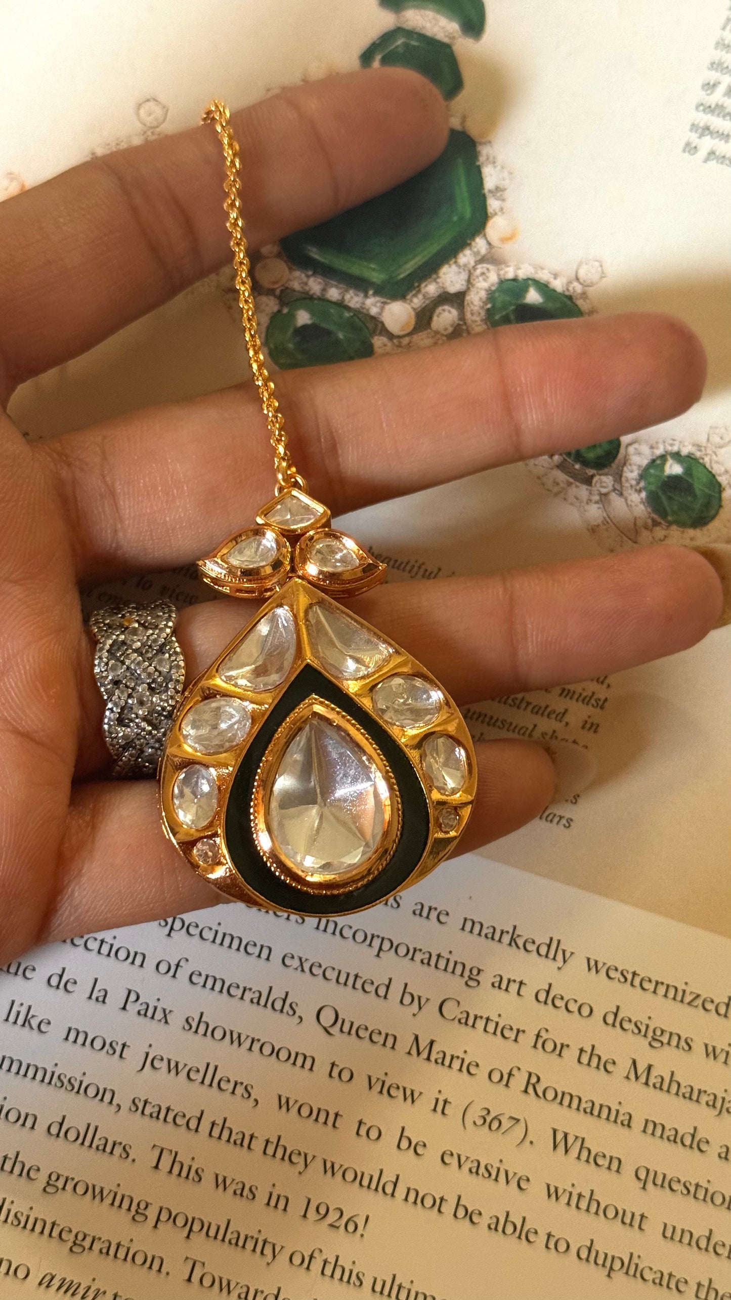 Emerald meenakari maangtika