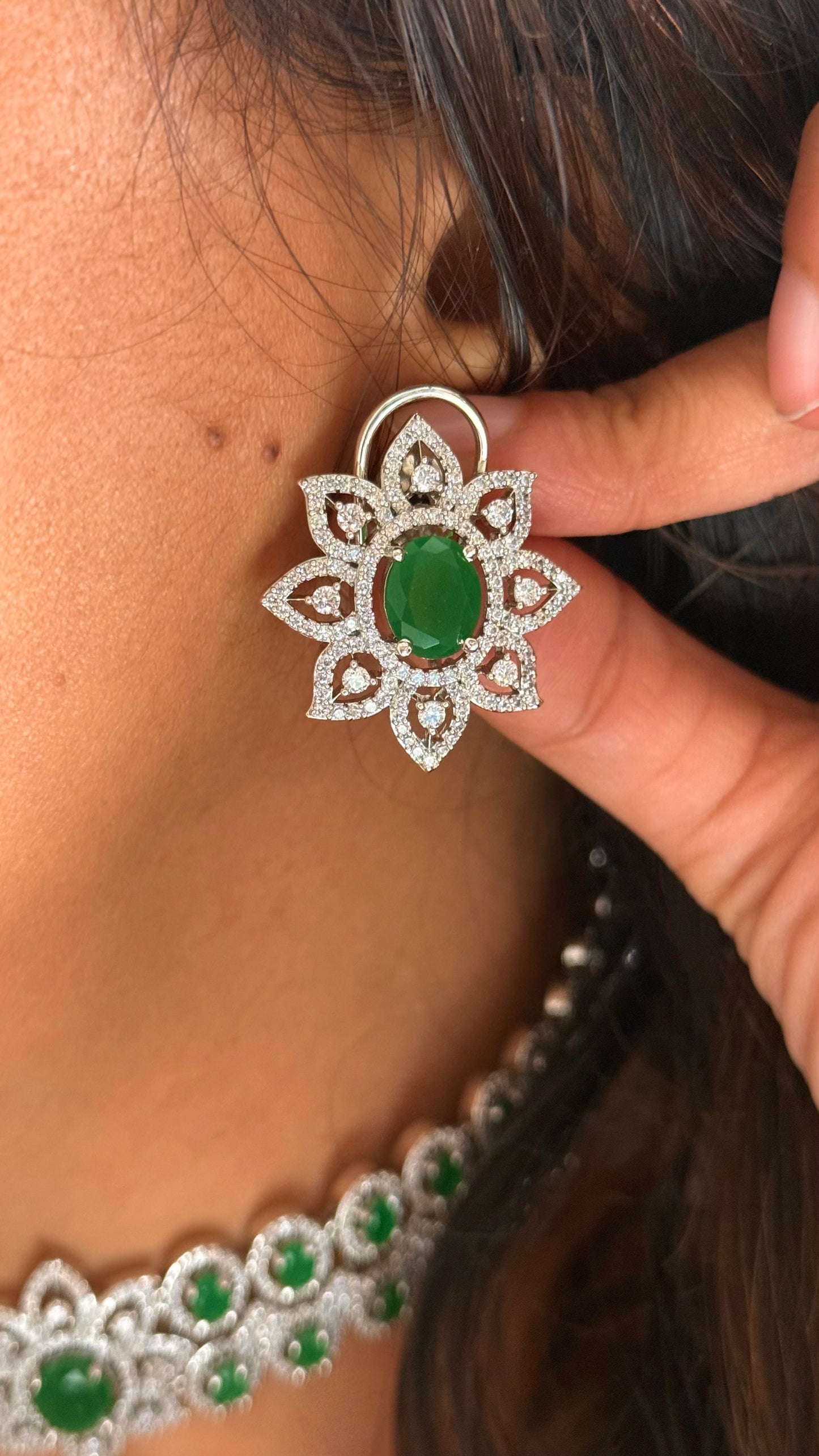 Emerald diamond choker