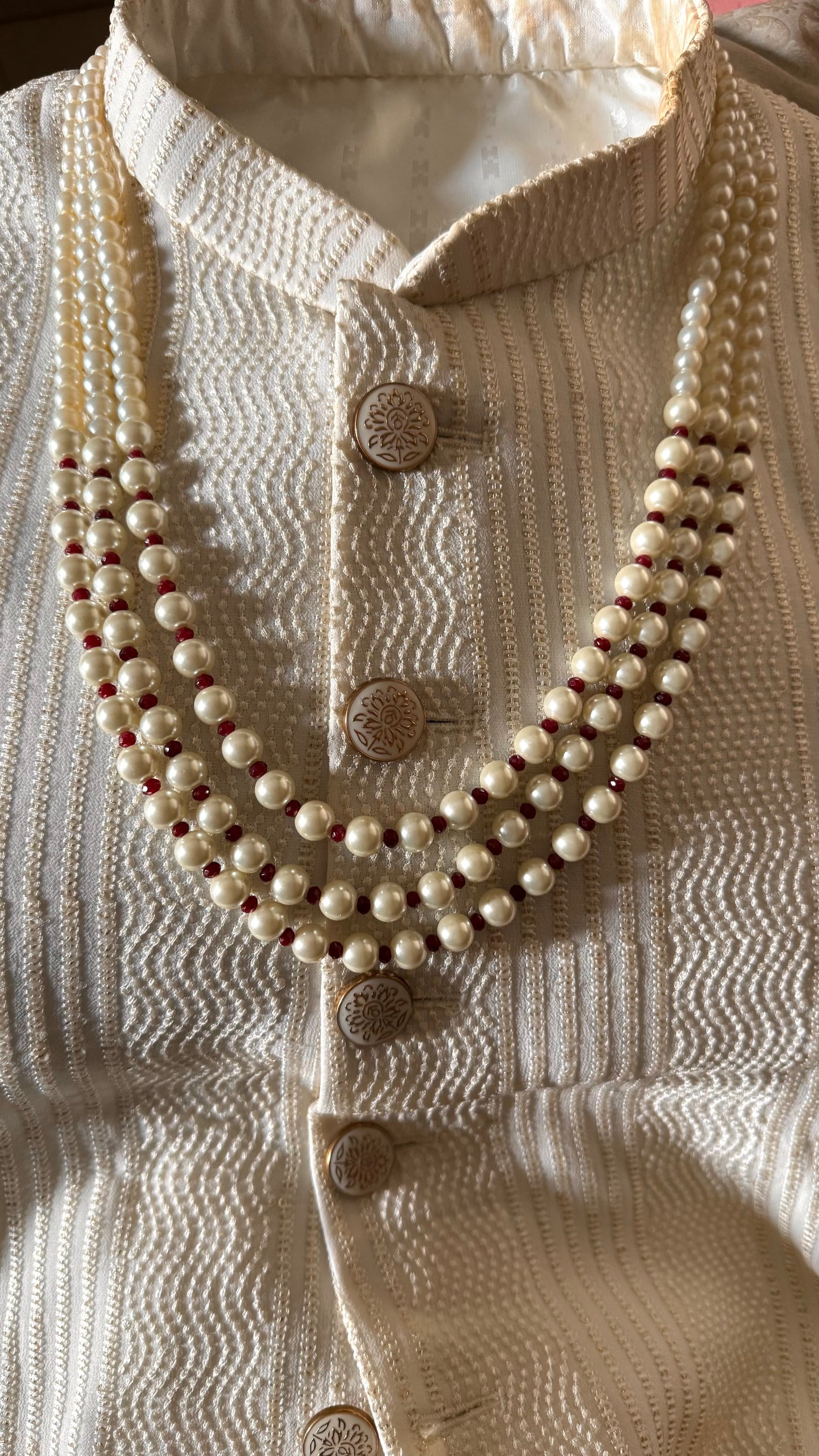 Tripple line line off white with ruby Pearl string