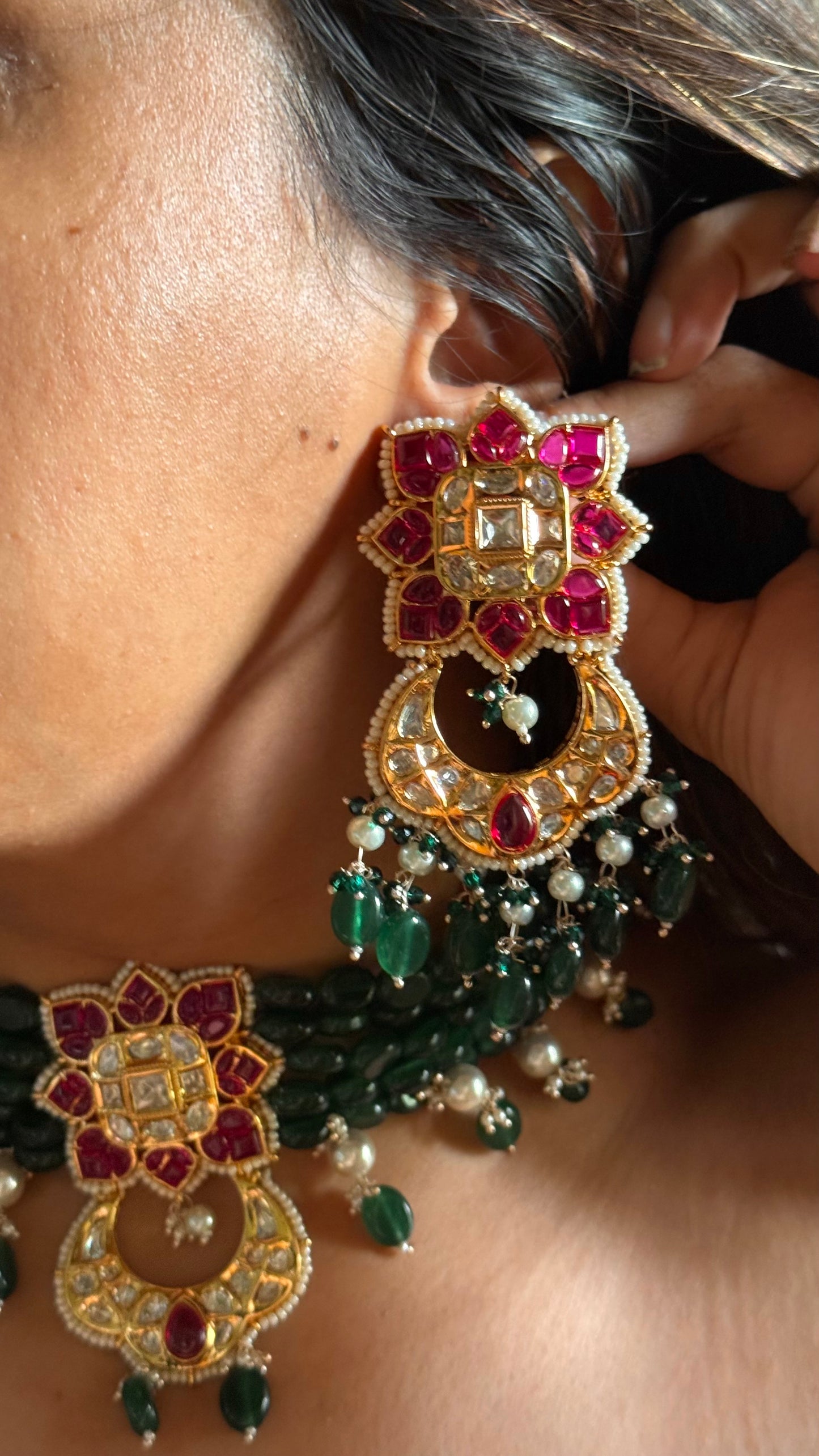 Svara Ruby kat dana with emerald white string choker with earrings