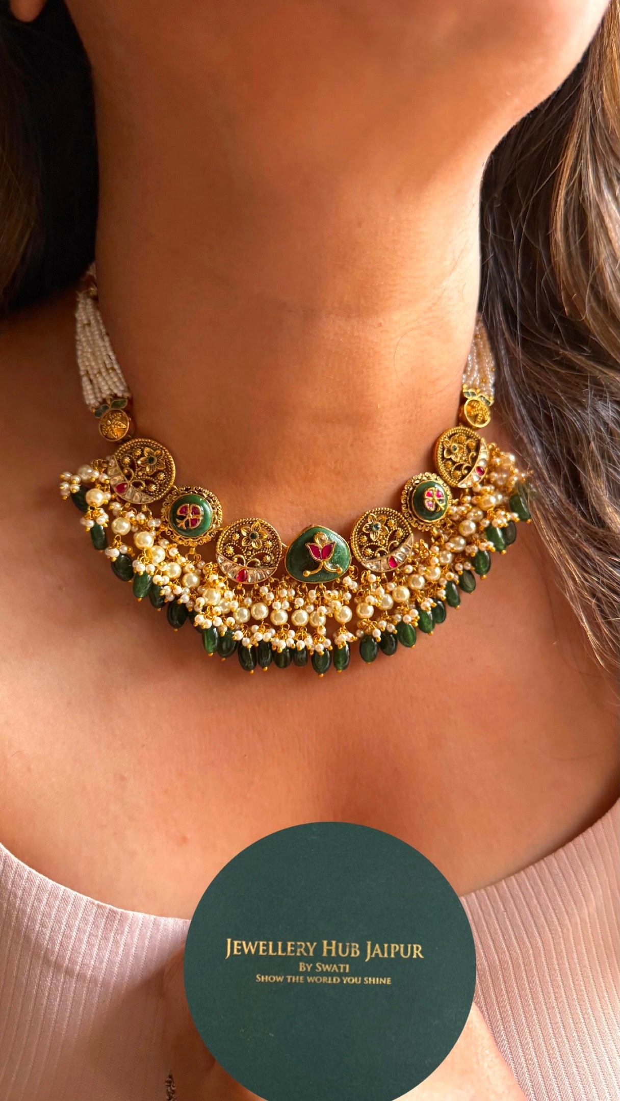 Emerald inlay with pearl detailing necklace