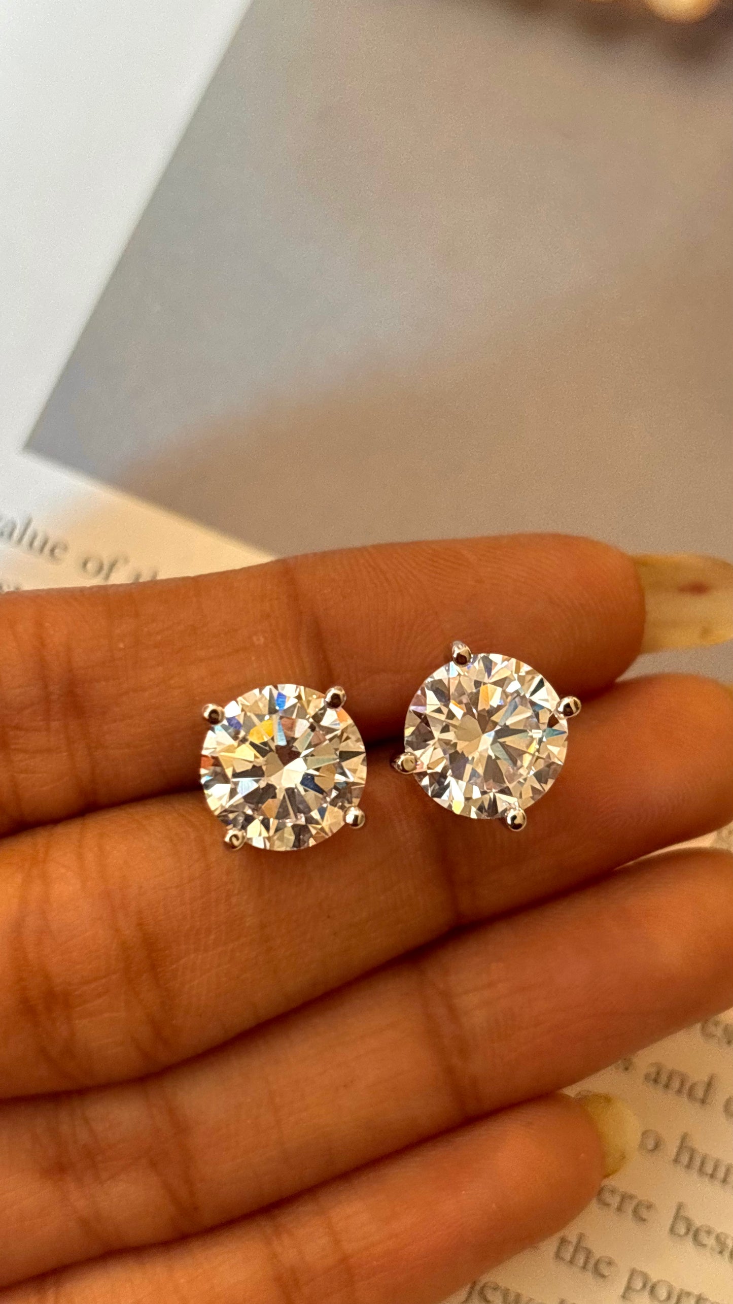 Round shape, rhodium 2 carat diamond studs
