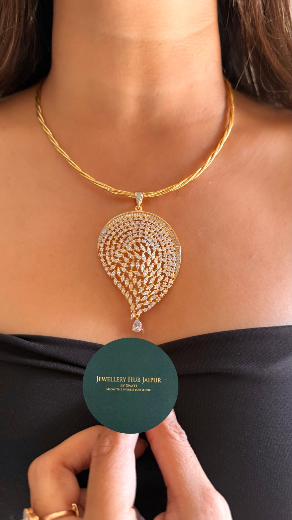Lily leaf diamond pendant set