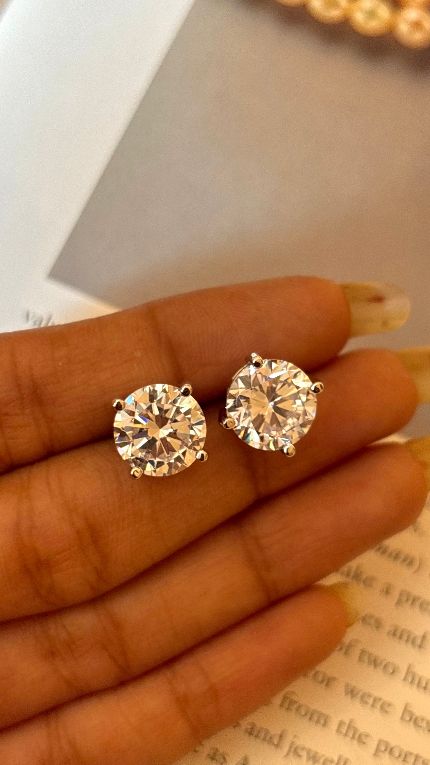 Round shape, rhodium 2 carat diamond studs