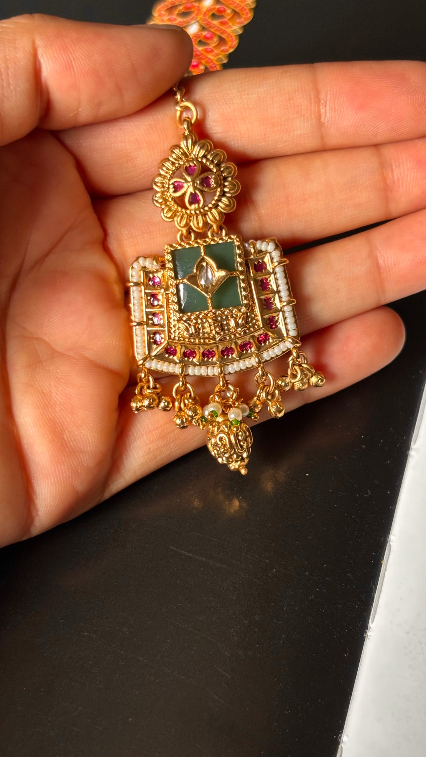 Emerald inlay nakashi Maangtika
