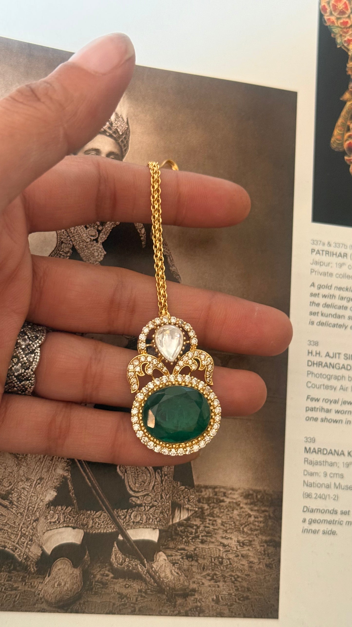 Emerald oval shaped mangtika