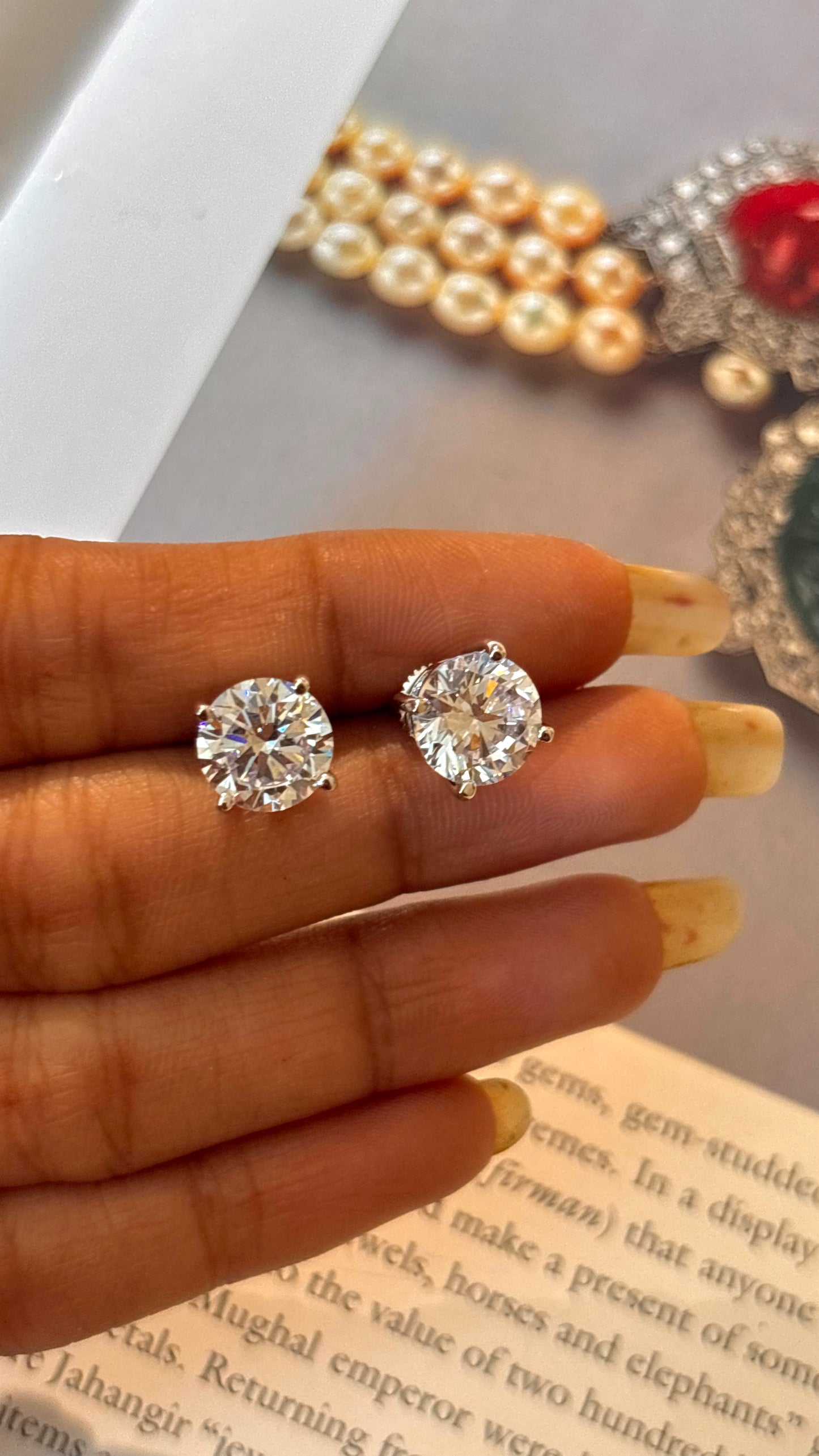 Round shape, gold 1.5 carat studs