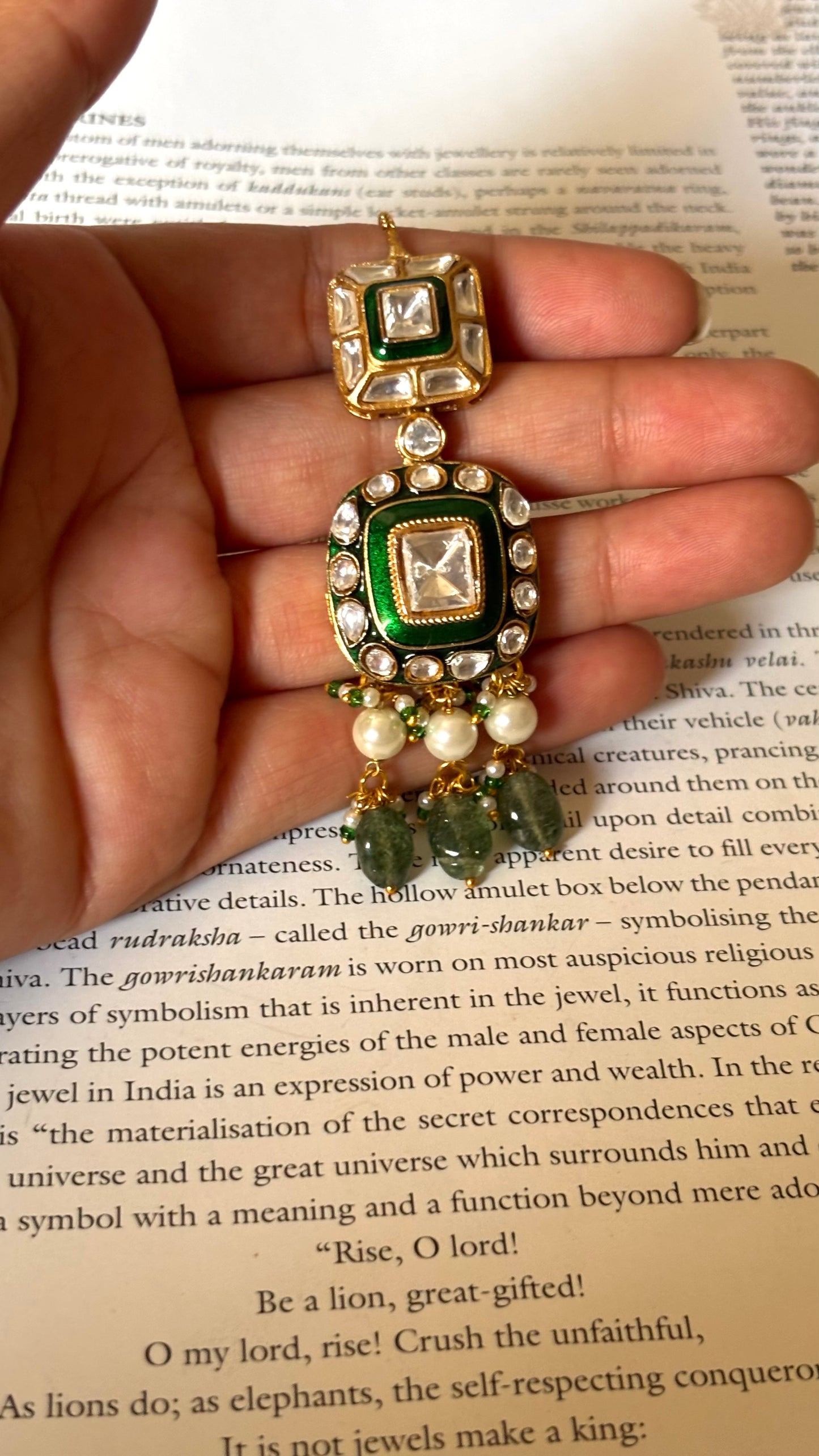 Sqaure meena with pearl detailing maangtikka
