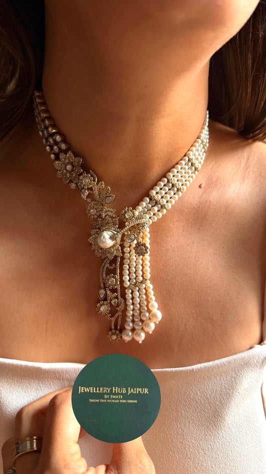Pearl detailing contemporary Necklace