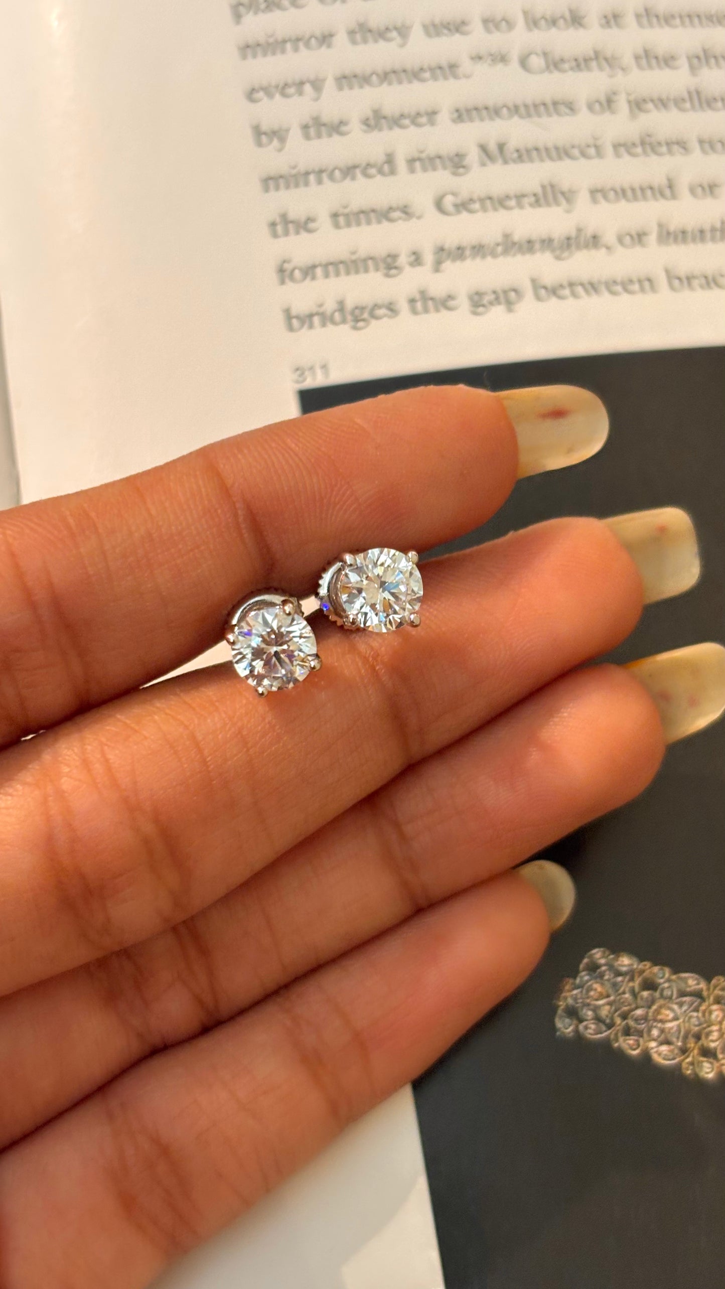 Round shape rhodium 1 carat studs