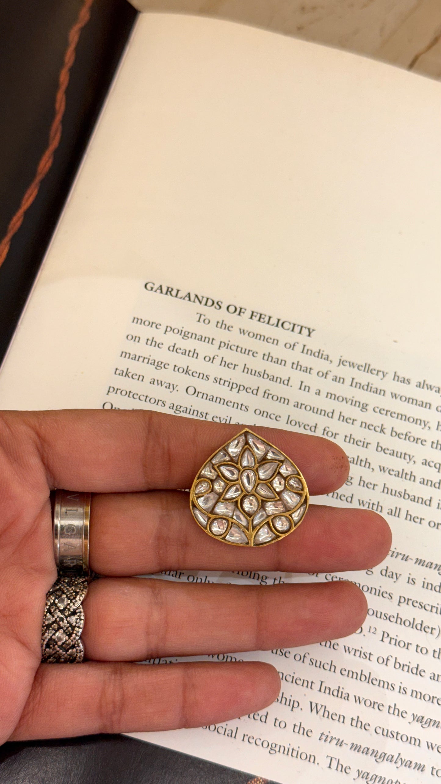 Paan shape paachi kundan ring