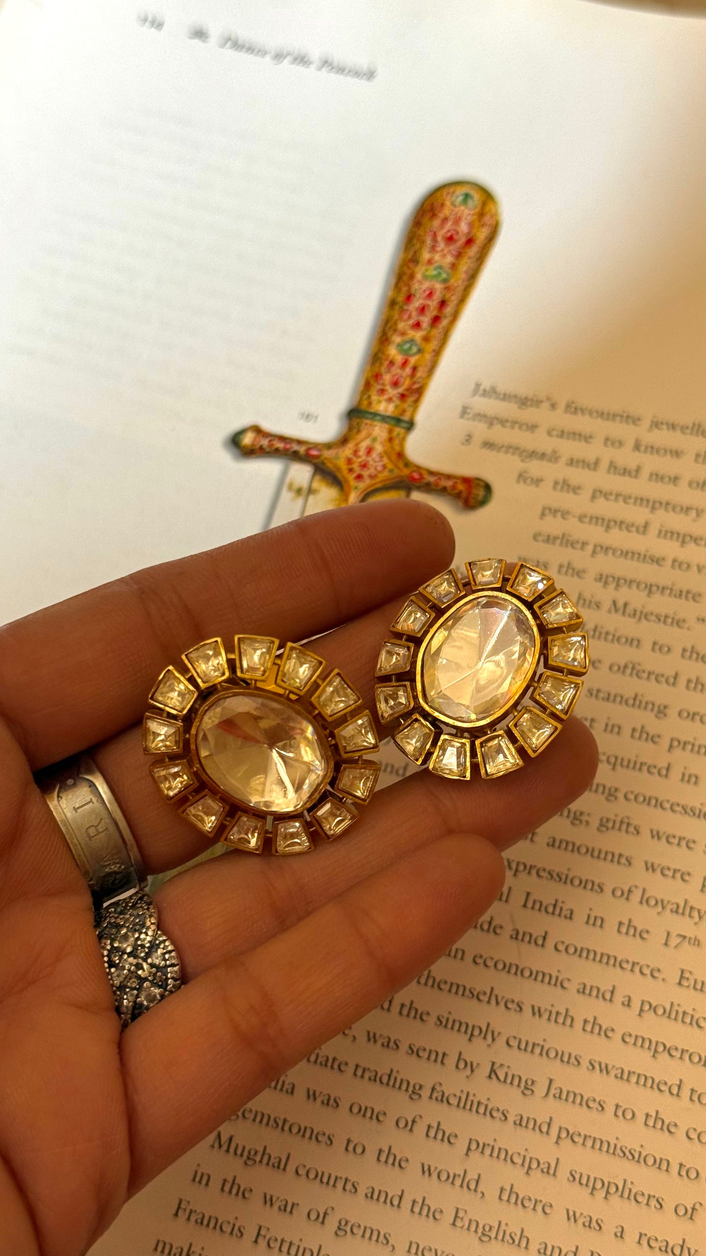 Uncut Peeli polki studs