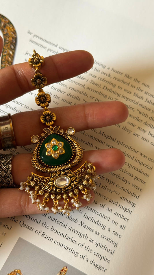 Dark emerald Rajwada maangtikka