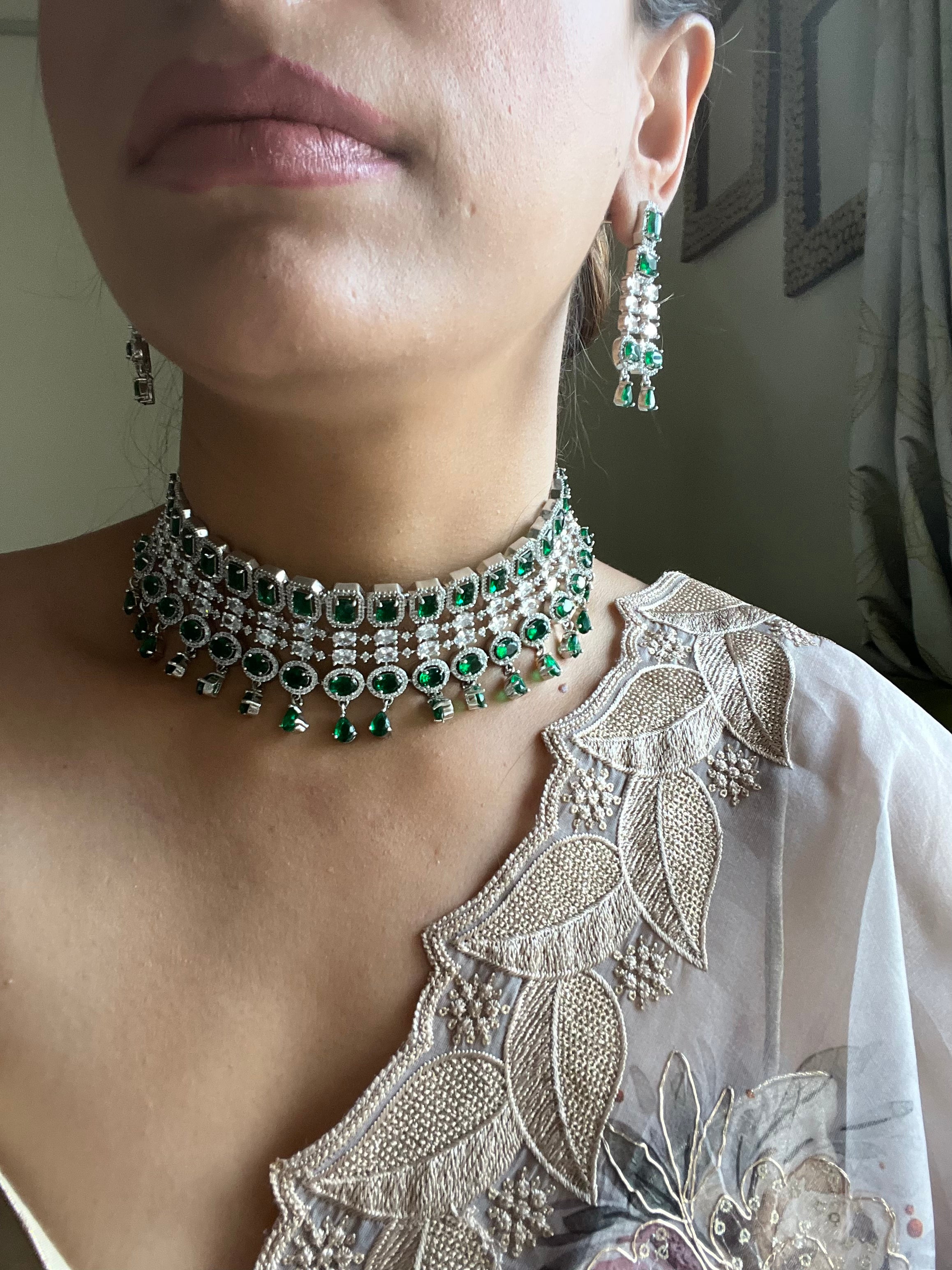 Emerald stone choker