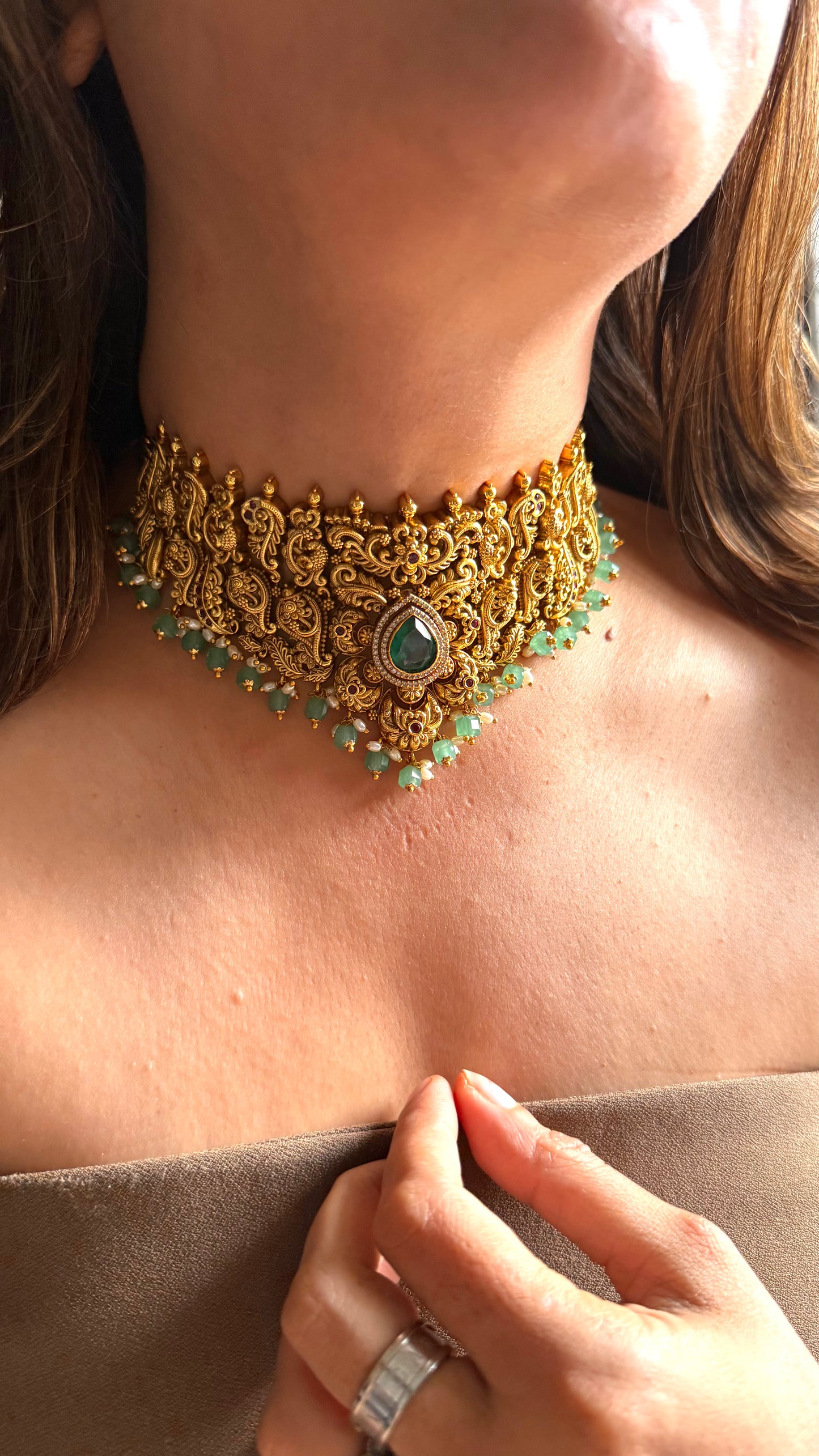 Teardrop emerald necklace with gold nakshi