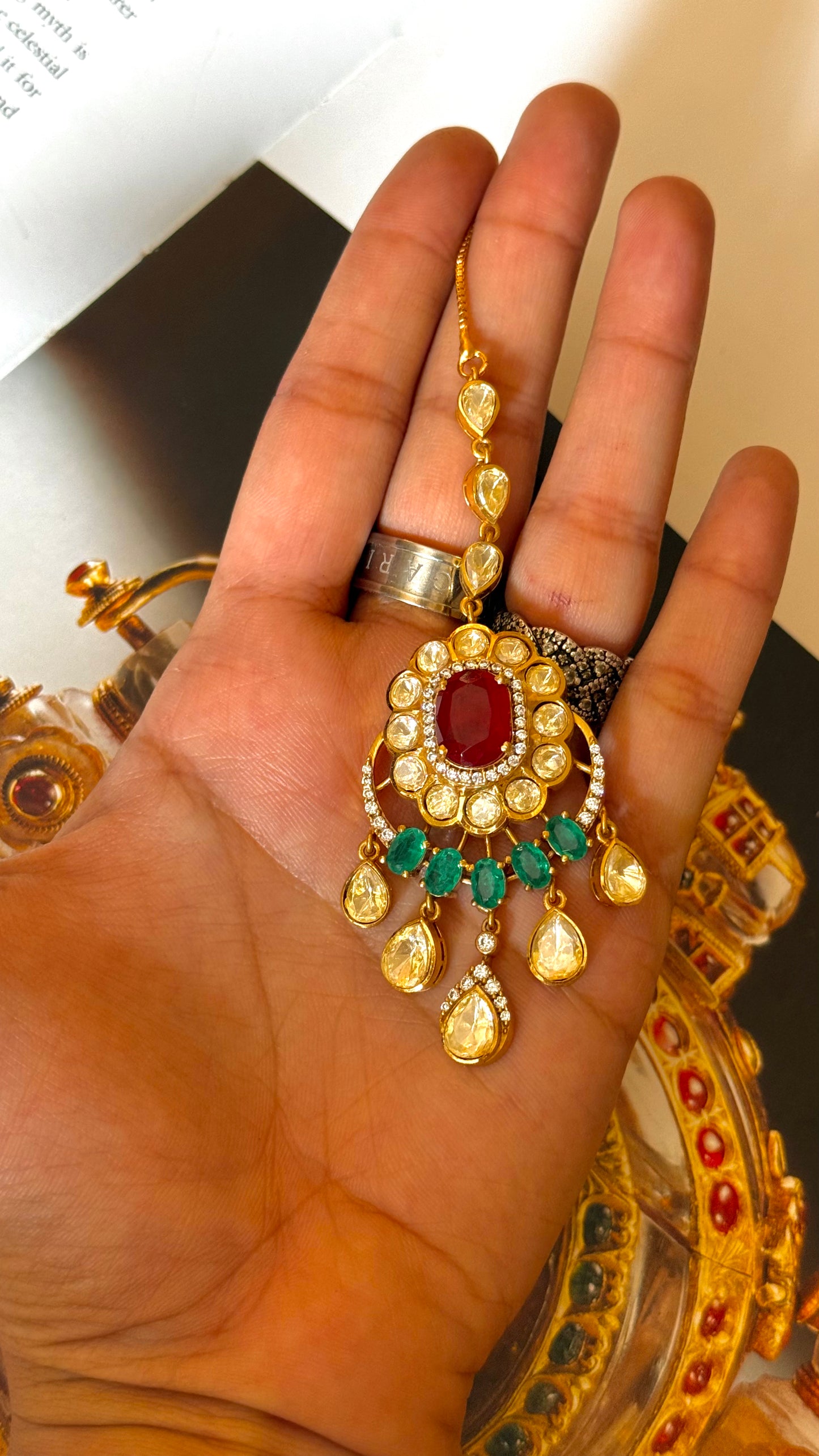 Ruby & emerald peeli polki maangtika