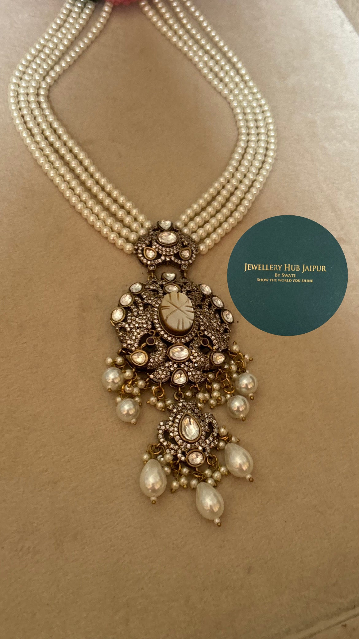 Mother of pearl pendant set with pearl lines