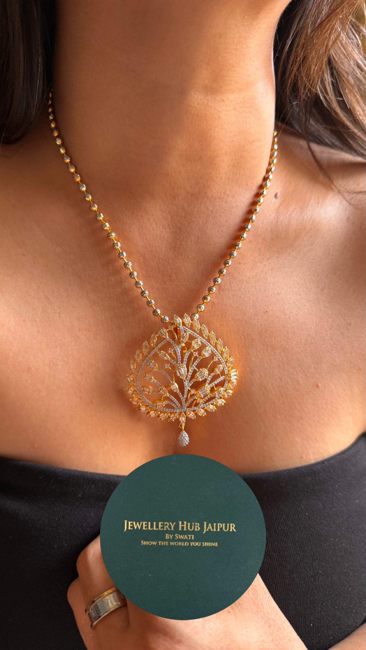 Gj shine leafy designer pendant Necklace