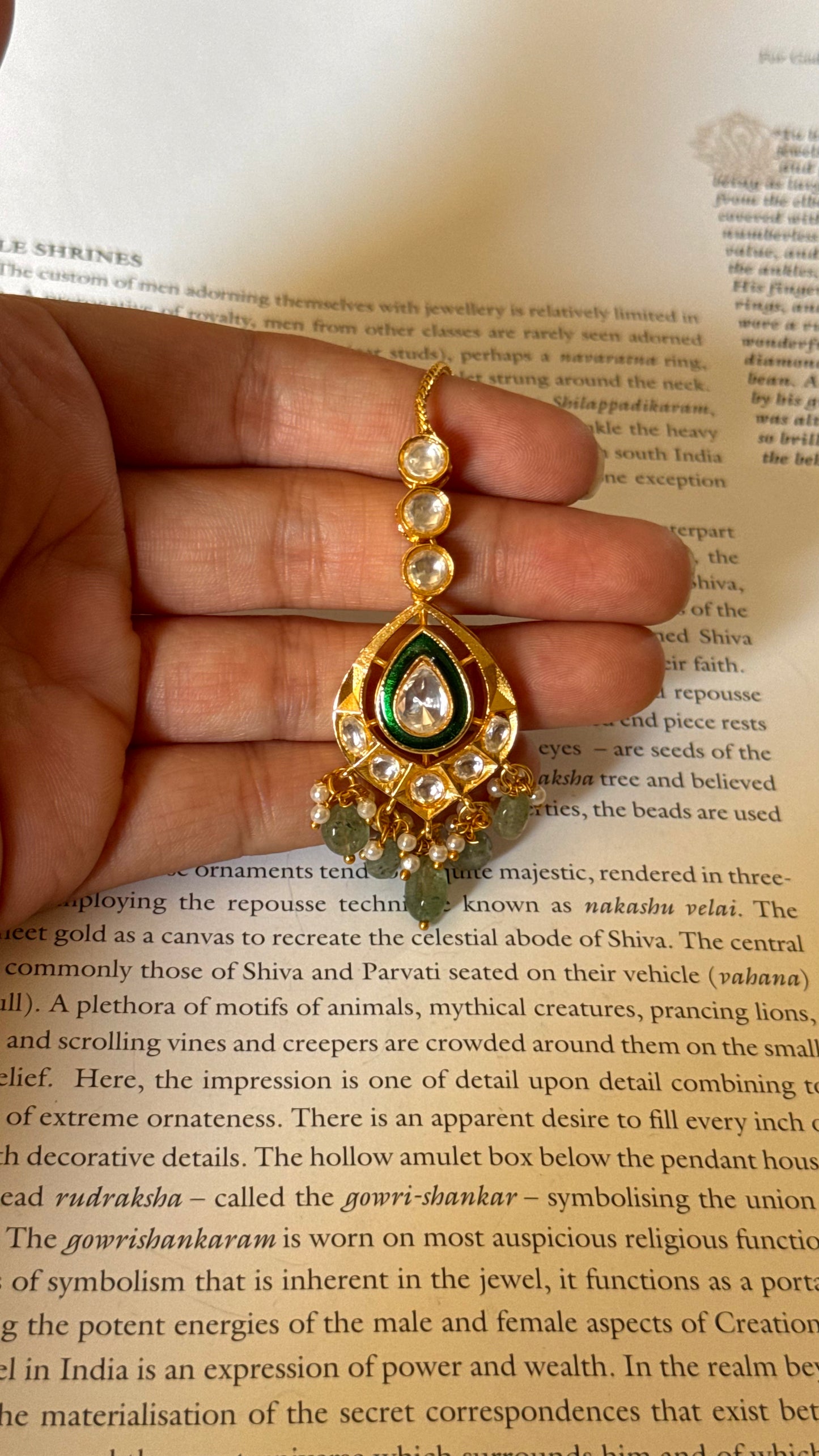 Tear shape emerald maangtika