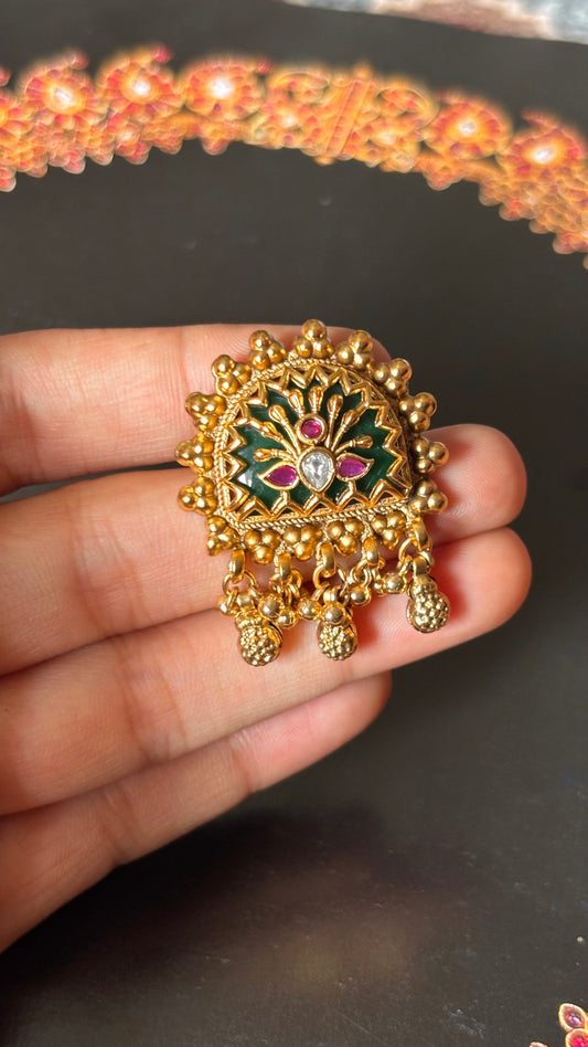 Rani pink &emerald inlay nakashi rajwadi ring