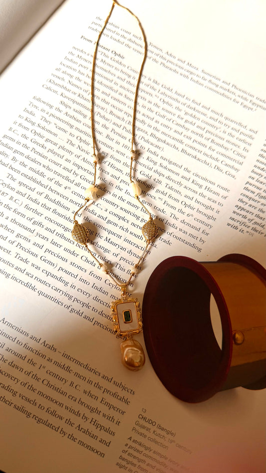 Emerald minimal pendant set