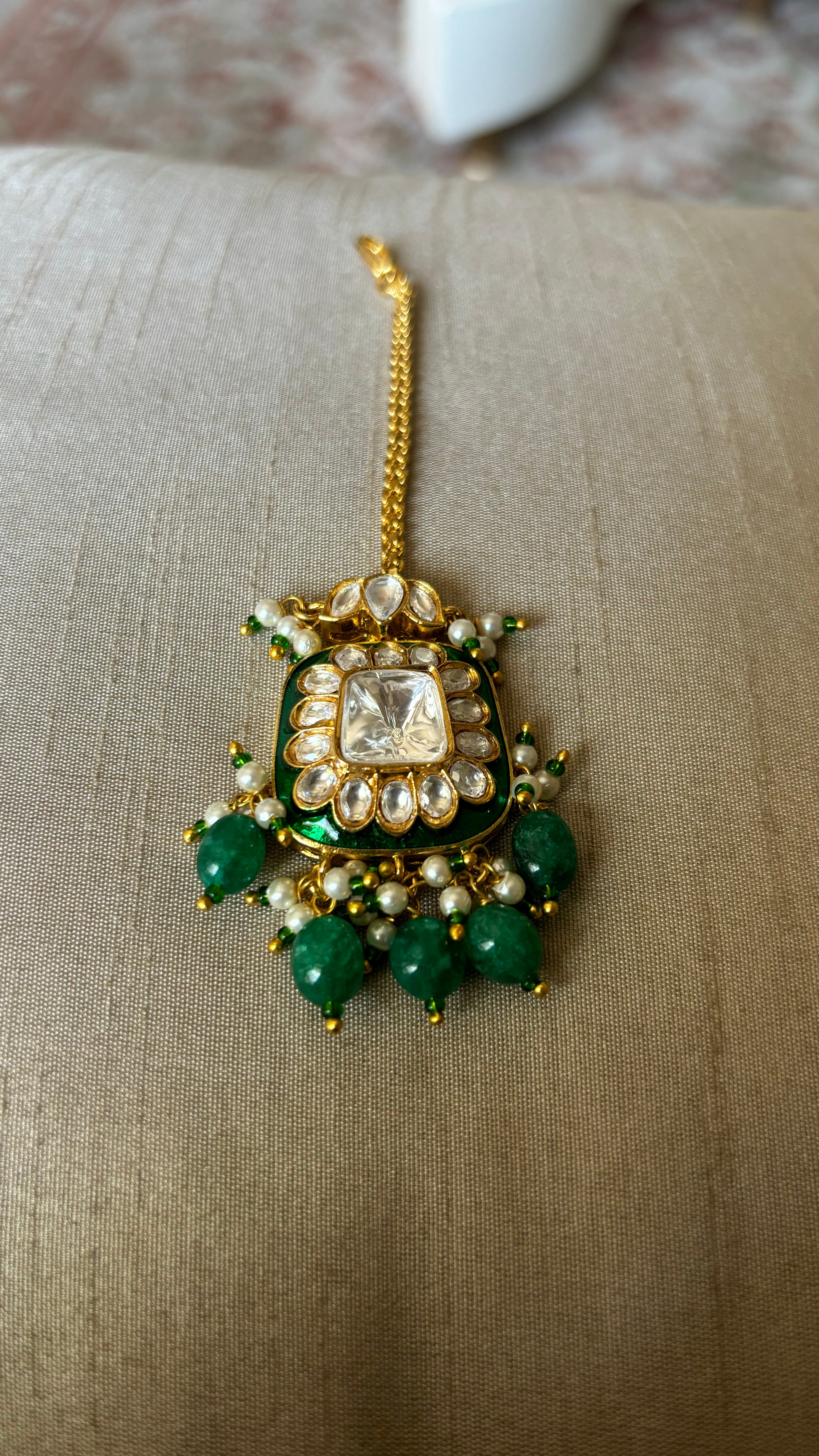 Emerald meenakari maangtika